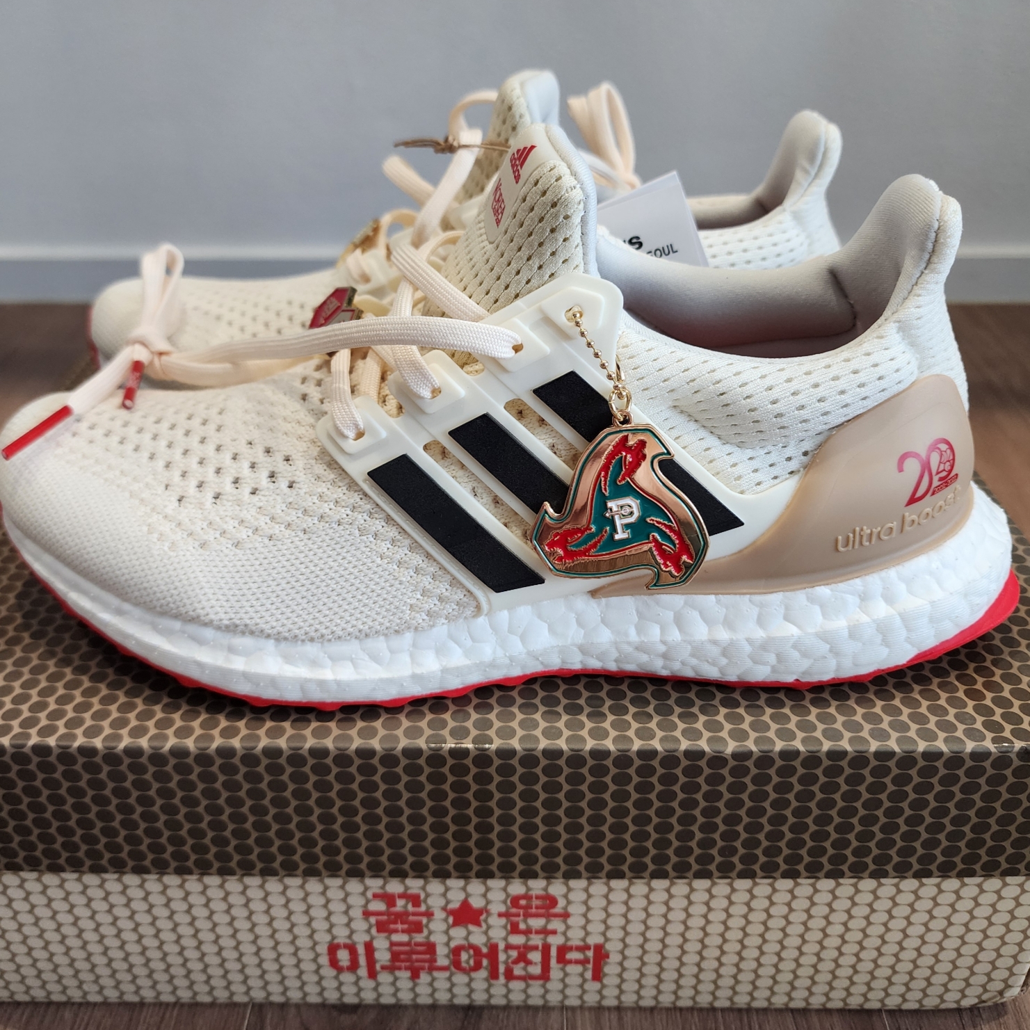 Adidas x Over The Pitch Ultraboost DNA Seoul Off White (Over The Pitch Package) 착용 스타일 - 2