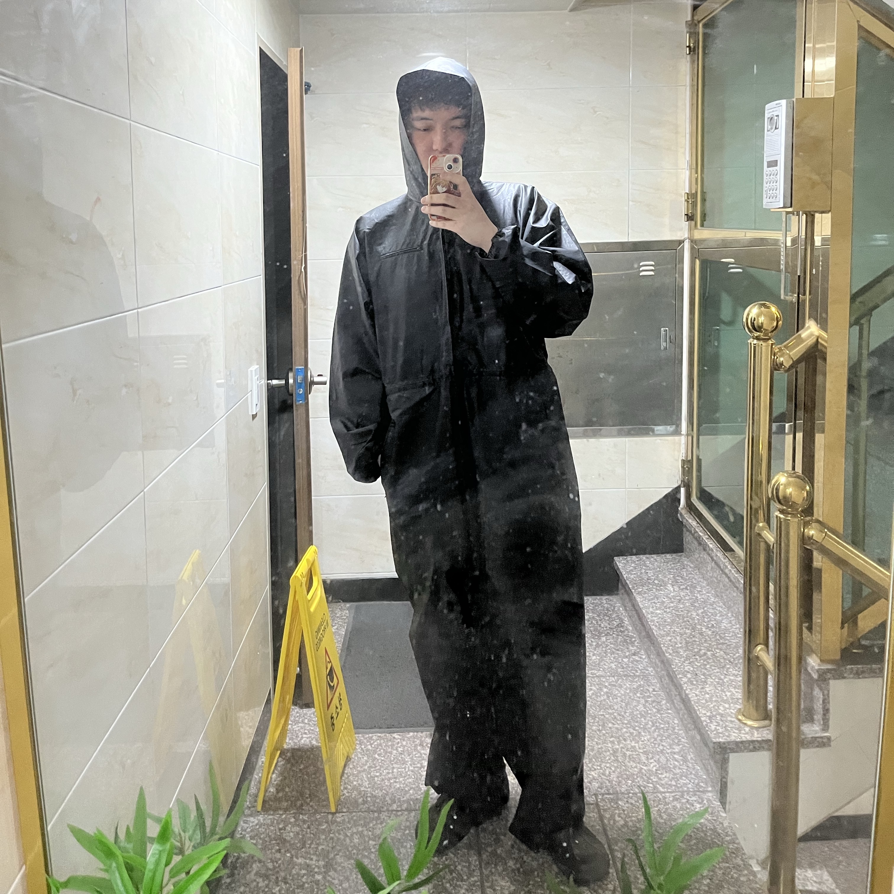 Yeezy Gap Engineered By Balenciaga Coated Cotton Overalls Black 착용 스타일