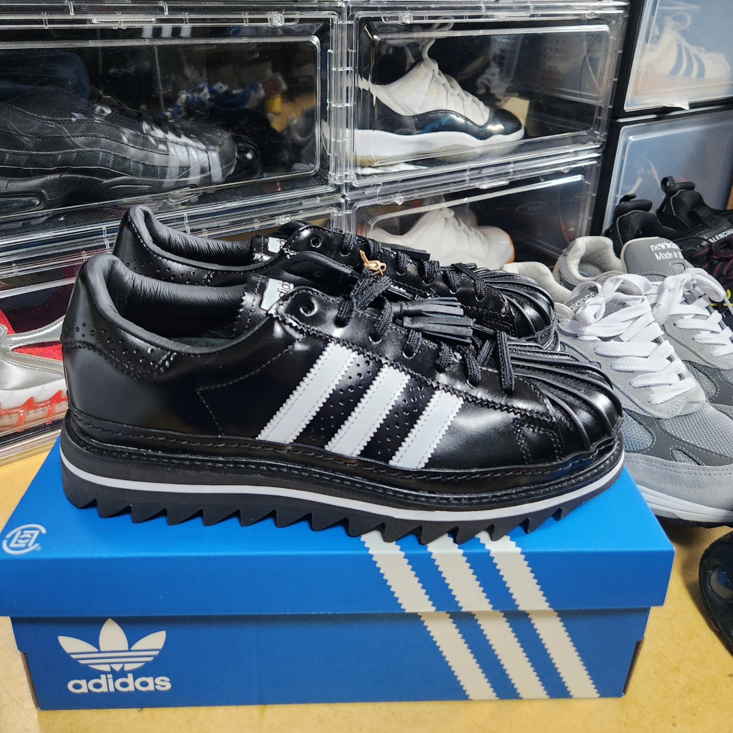 Adidas x Clot Superstar Core Black Cloud White 착용 스타일 - 2