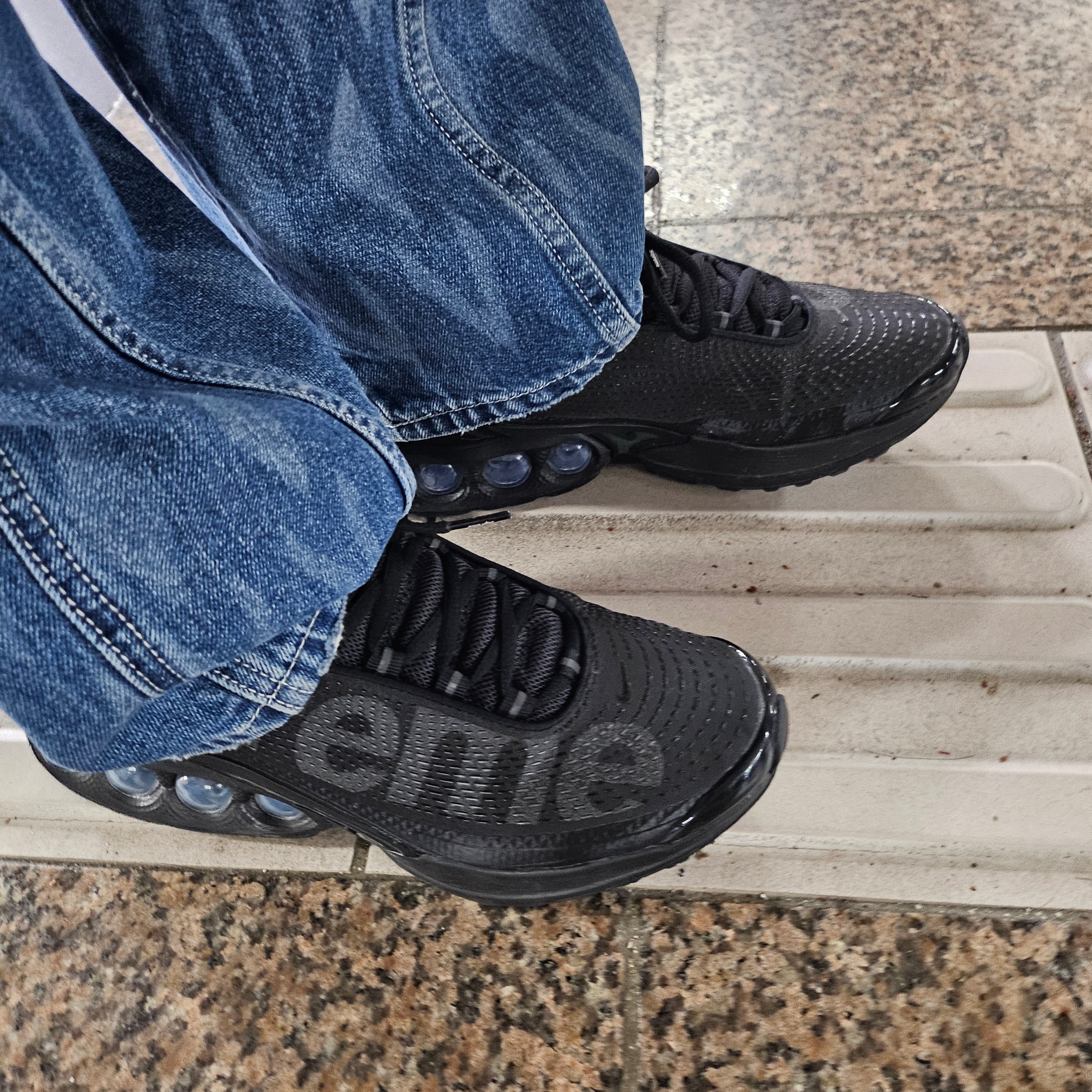 Nike x Supreme Air Max DN SP Black Galactic Jade, Yeezy Gap Engineered By Balenciaga Padded Denim Jacket Blue 착용 스타일 - 2