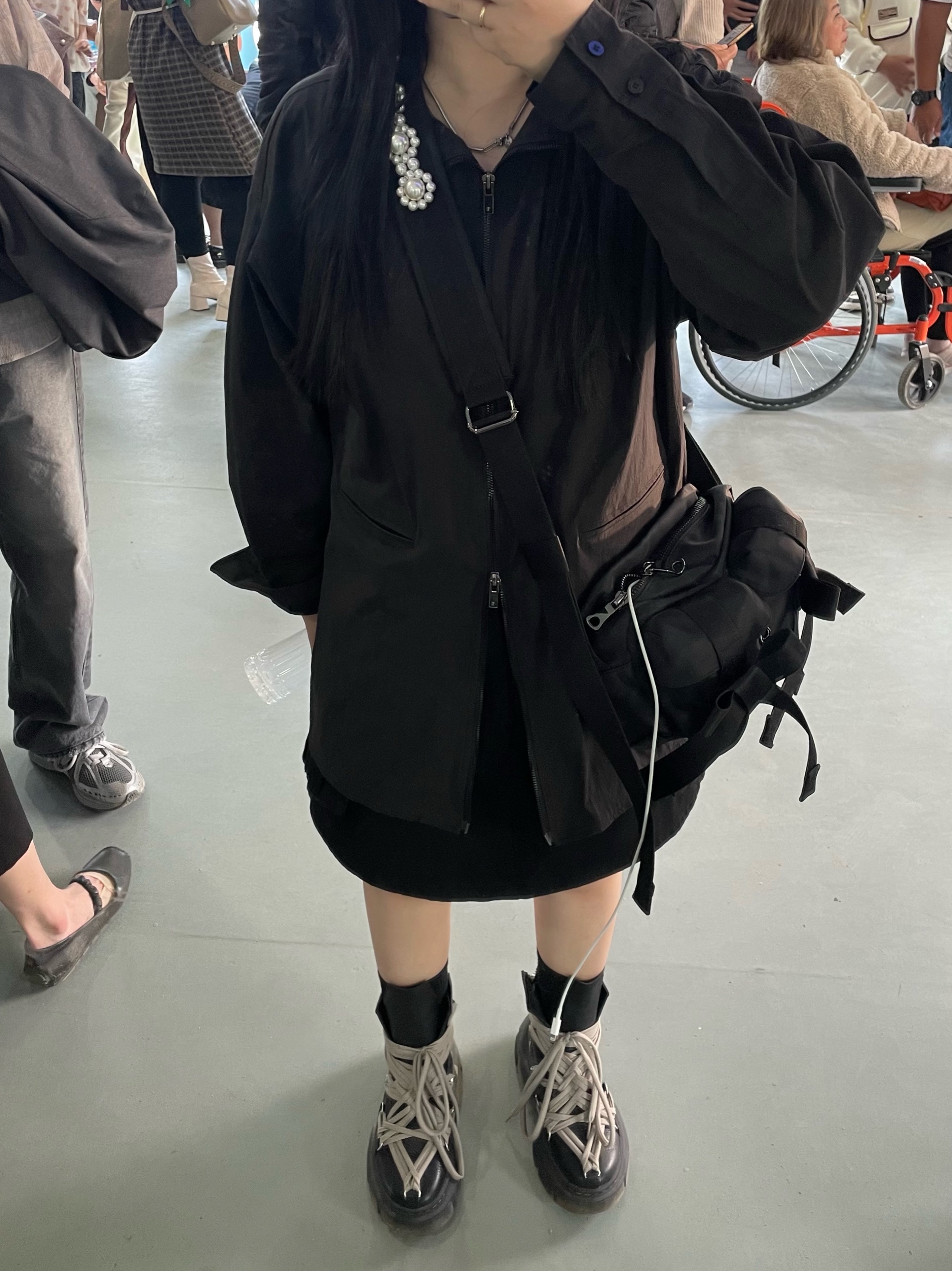 Simone Rocha Beaded Bow Front Bag Black Pearl, Dr. Martens x Rick Owens 1460 DMXL Megalace Black 착용 스타일 - 2
