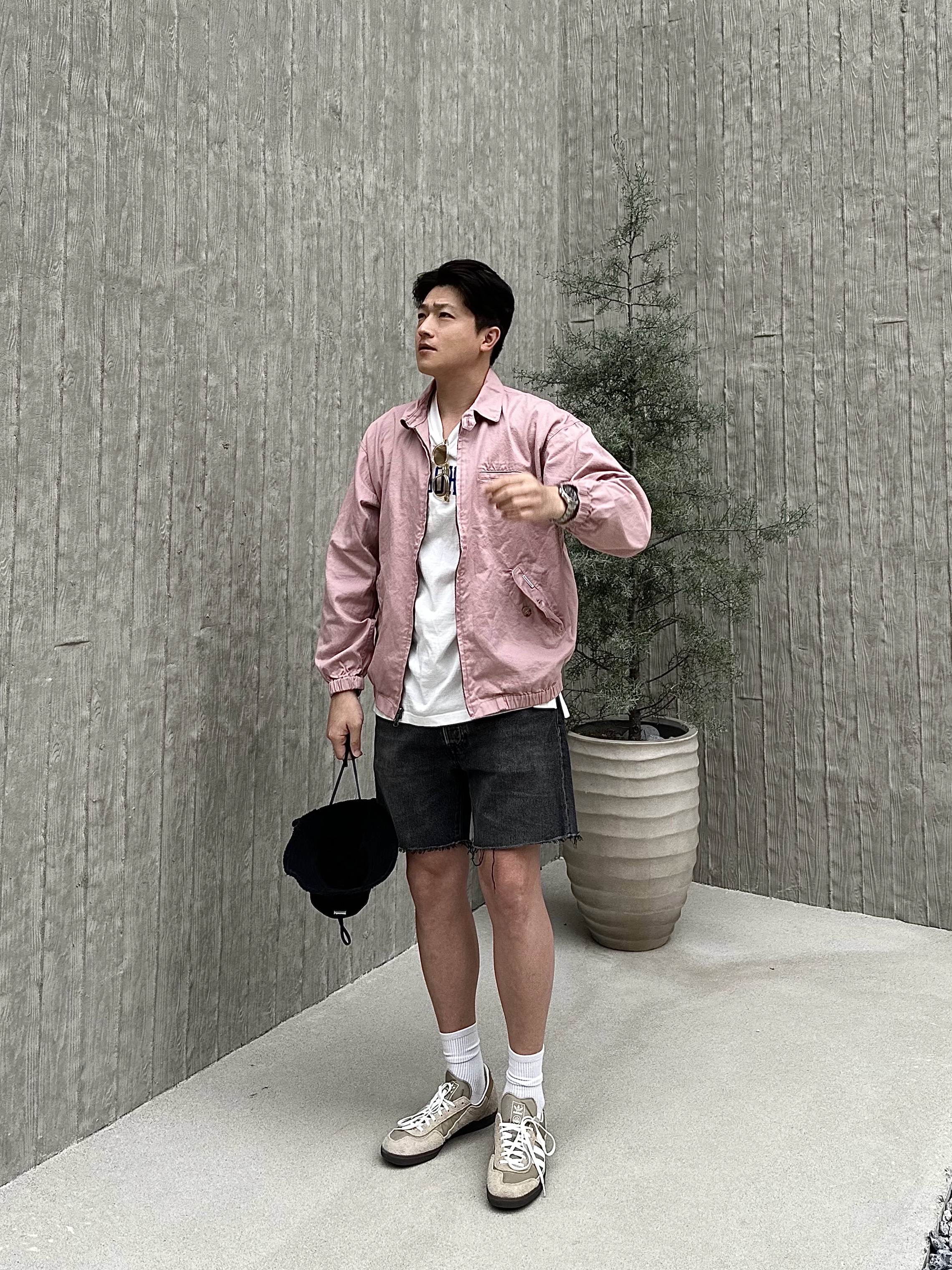 Jacquemus Le Bob Artichaut Bucket Hat Black, Adidas Wensley Spezial Cardboard Off White 착용 스타일 - 3