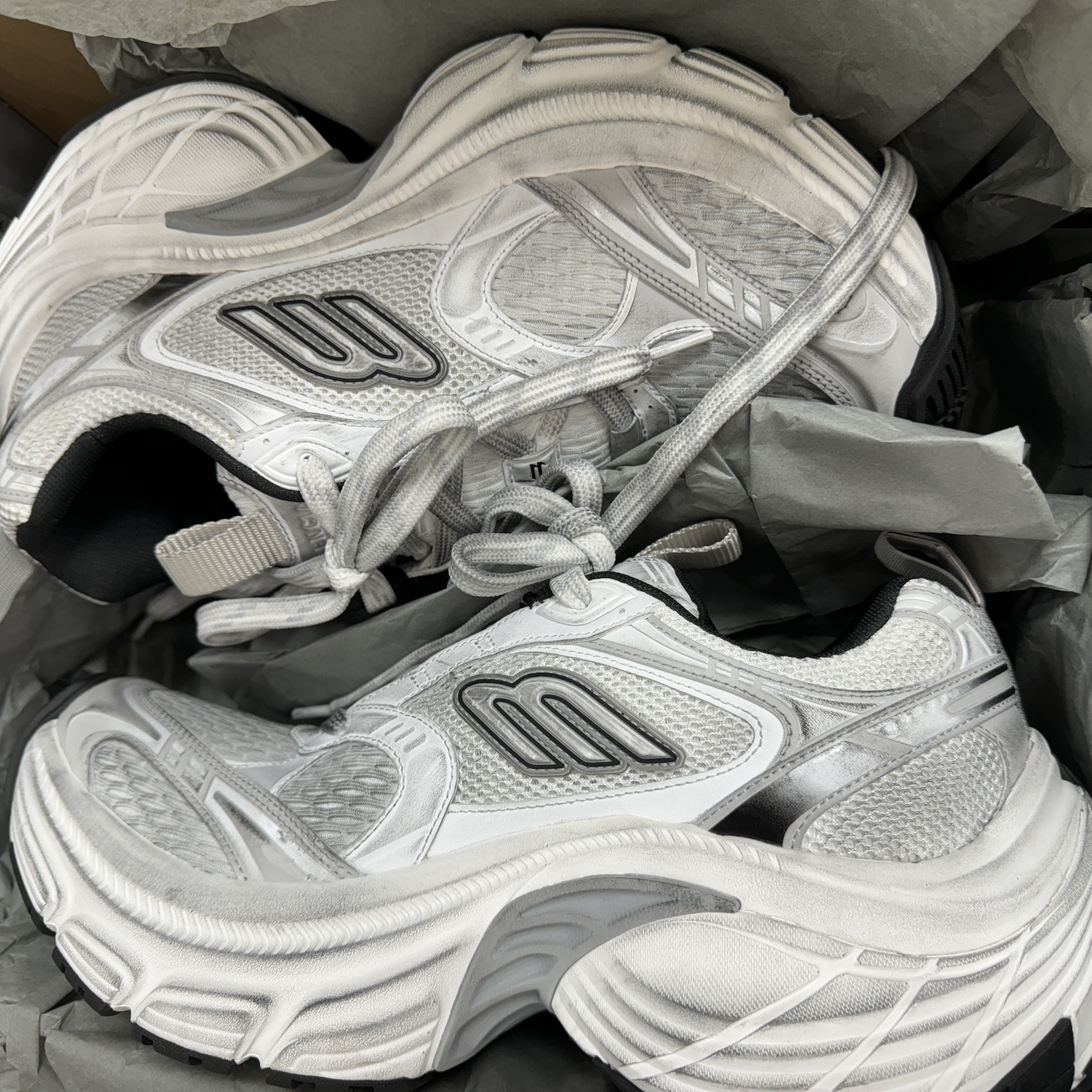 Balenciaga 10XL Sneakers White Grey Silver Black 착용 스타일 - 3