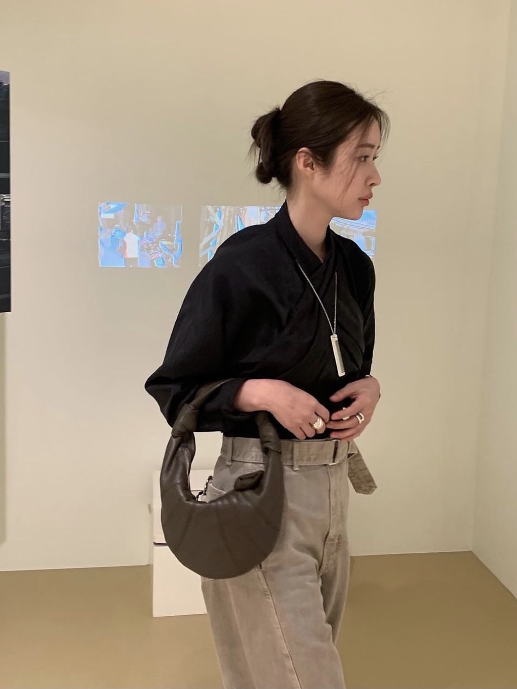 Lemaire Mini Fortune Croissant Bag Soft Grained Leather Khaki Brown 착용 스타일