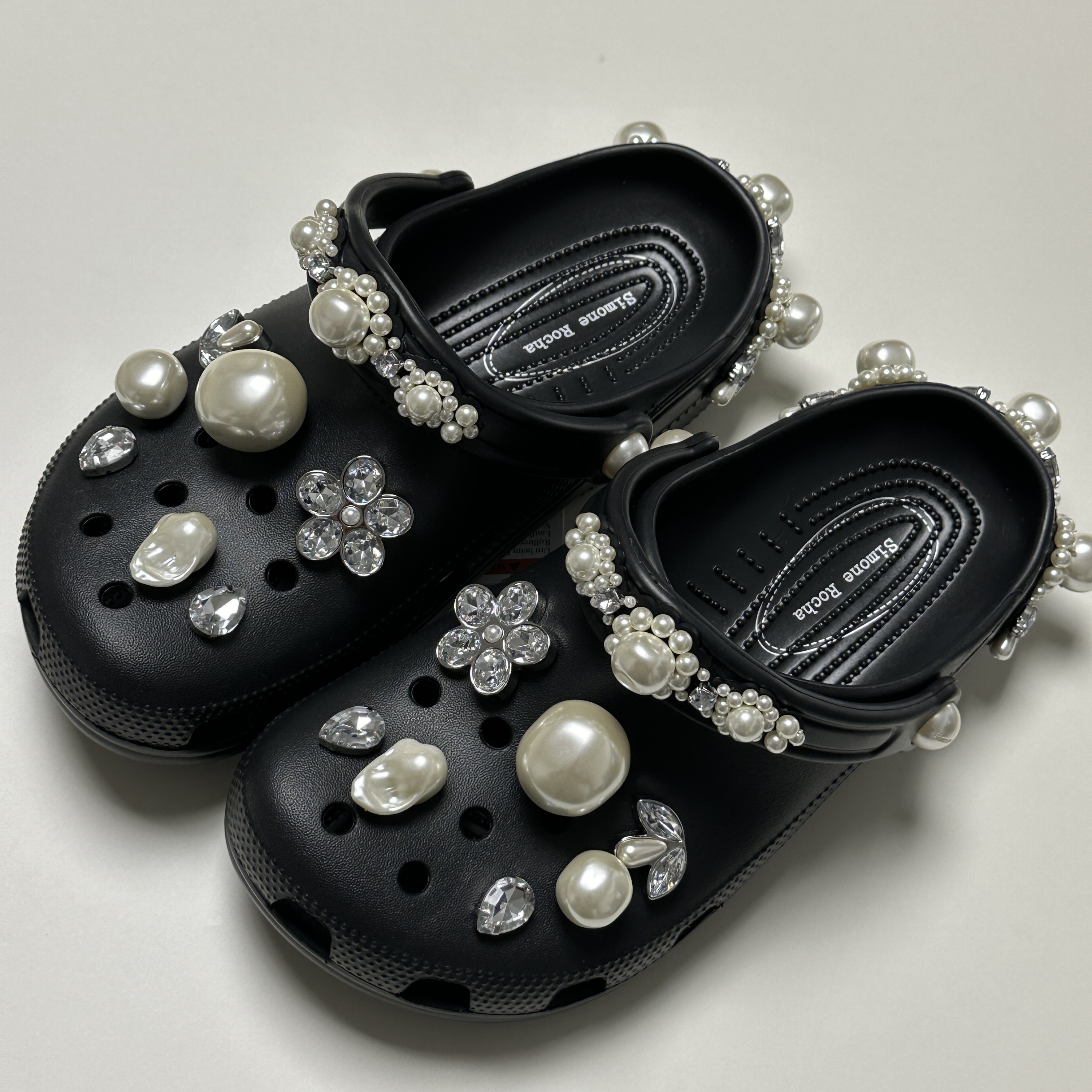 (W) Crocs x Simone Rocha Classic Clog Black 착용 스타일 - 1