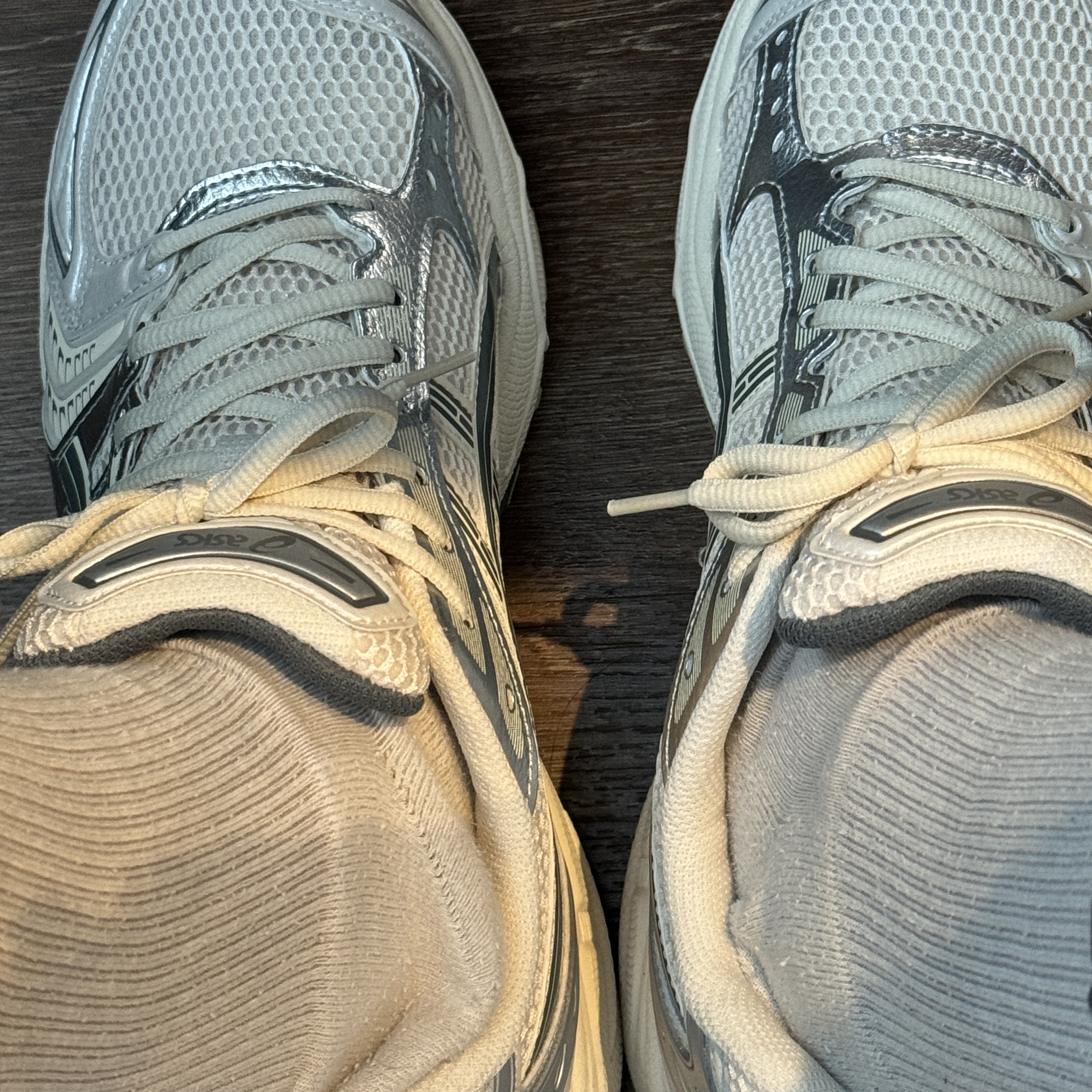 Asics Gel-Kayano 14 Birch Dark Pewter 착용 스타일