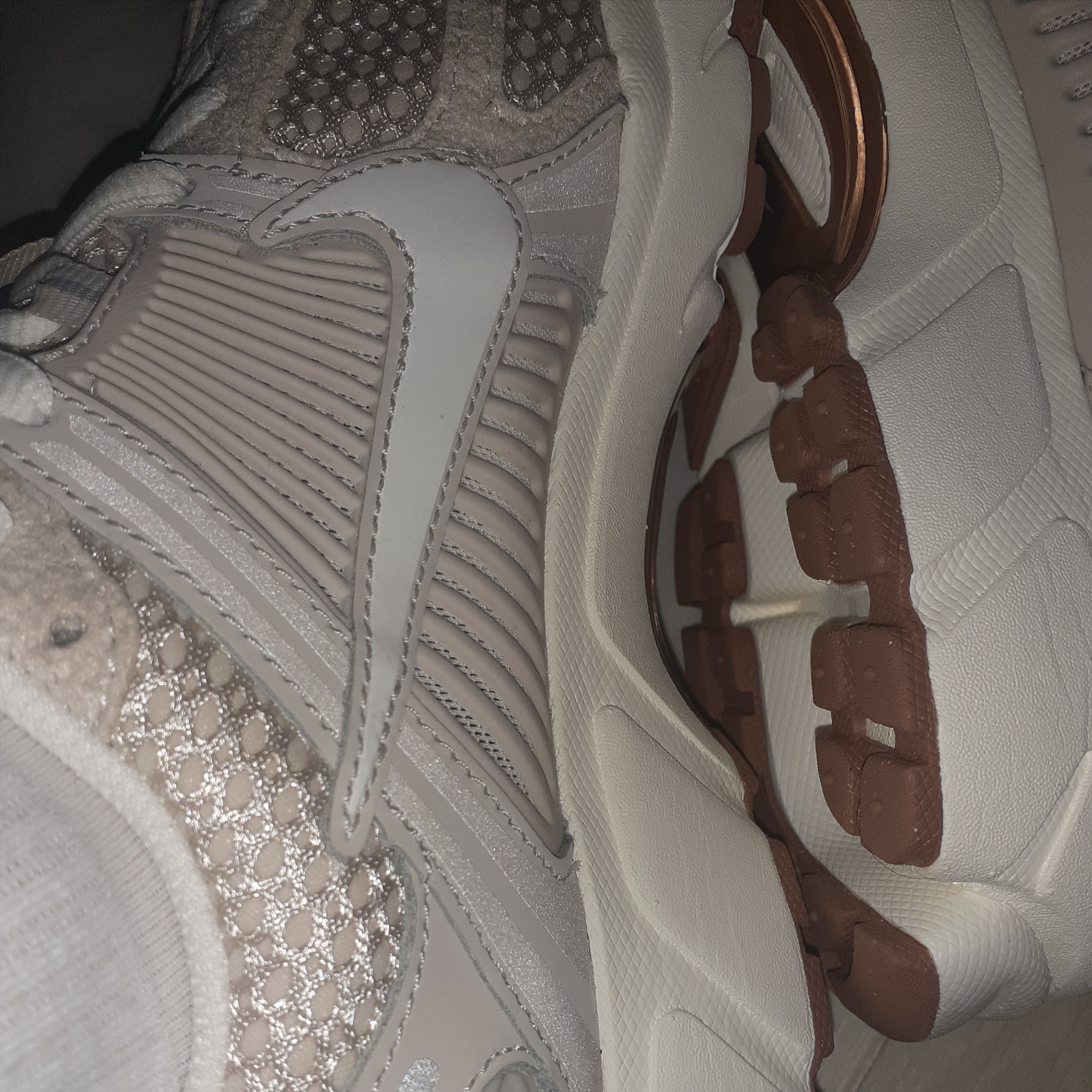 (W) Nike Zoom Vomero 5 Light Orewood Brown 착용 스타일 - 3