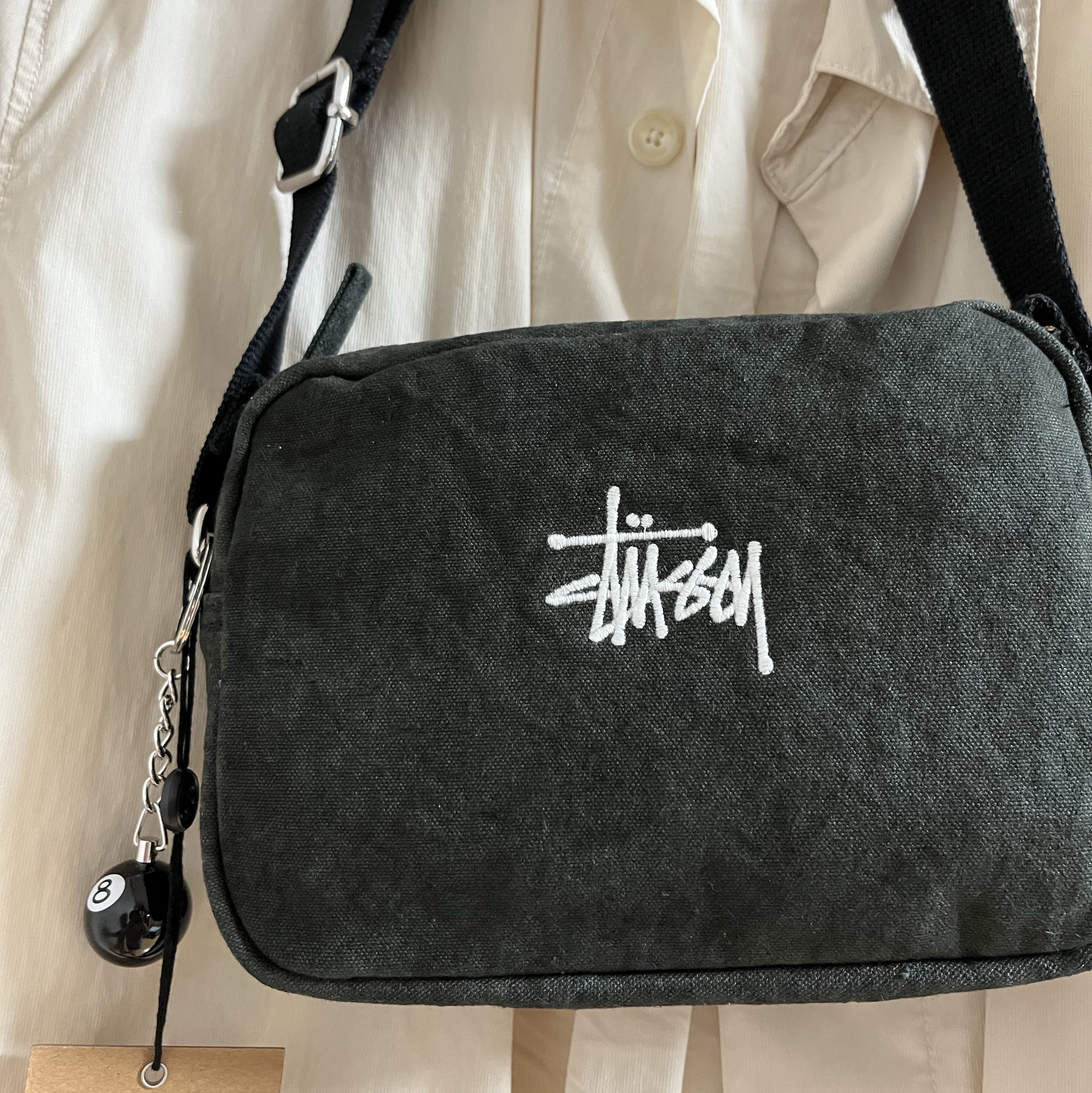 Stussy Canvas Side Pouch Washed Black, Stussy 8 Ball Keychain Black 착용 스타일