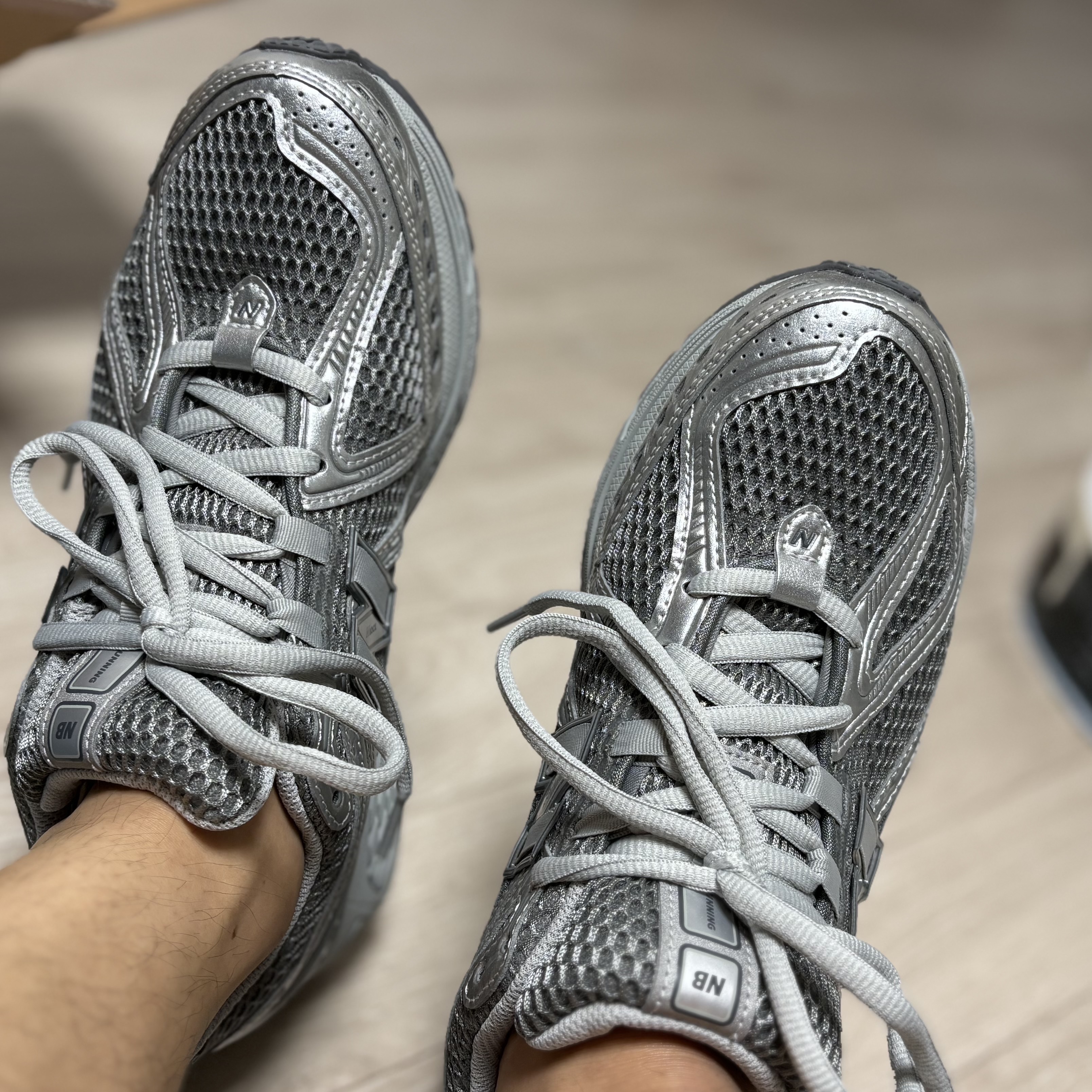 New Balance 1906R Harbor Grey Silver Metalic 착용 스타일 - 2