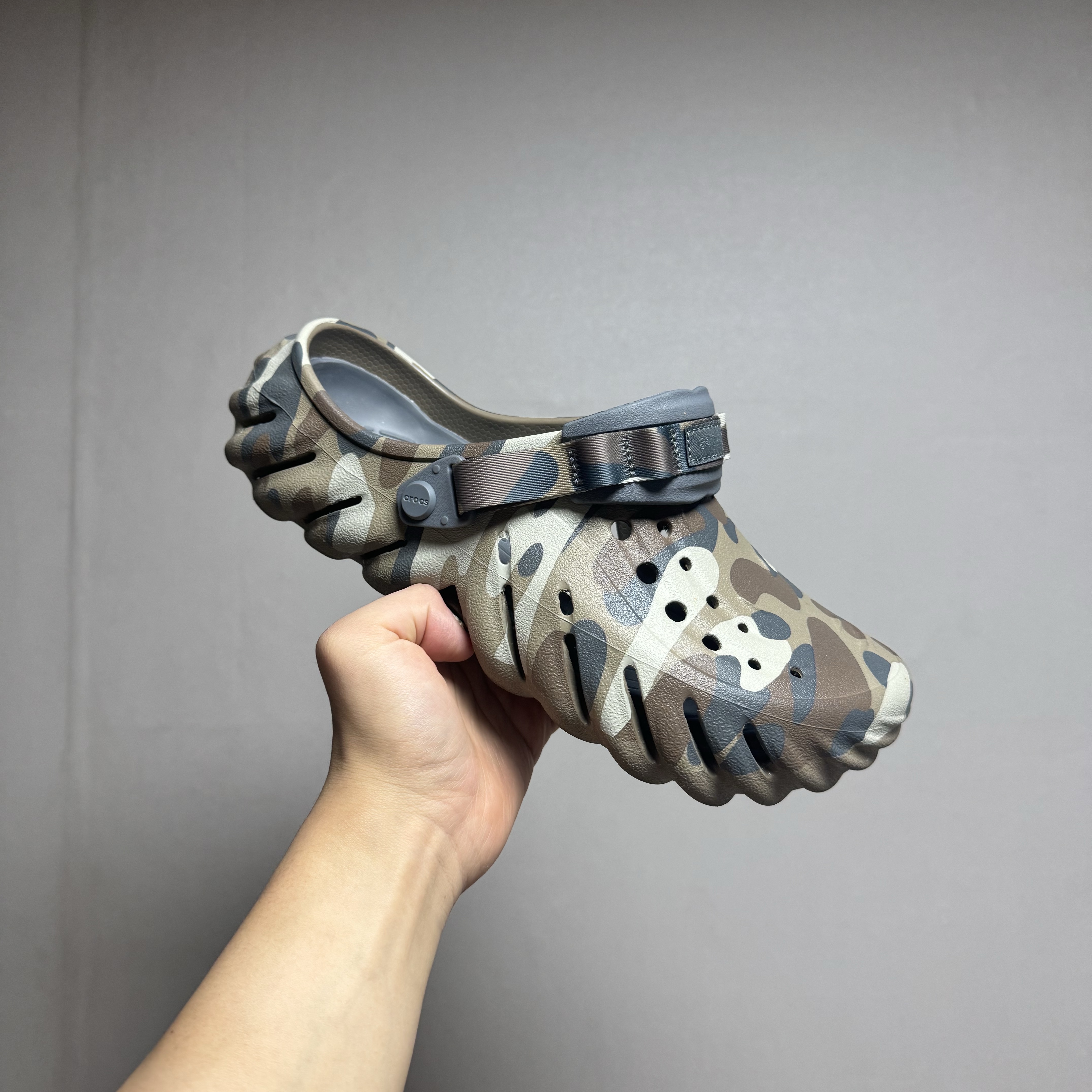 Crocs Echo Redux Clog Camo Charcoal 착용 스타일