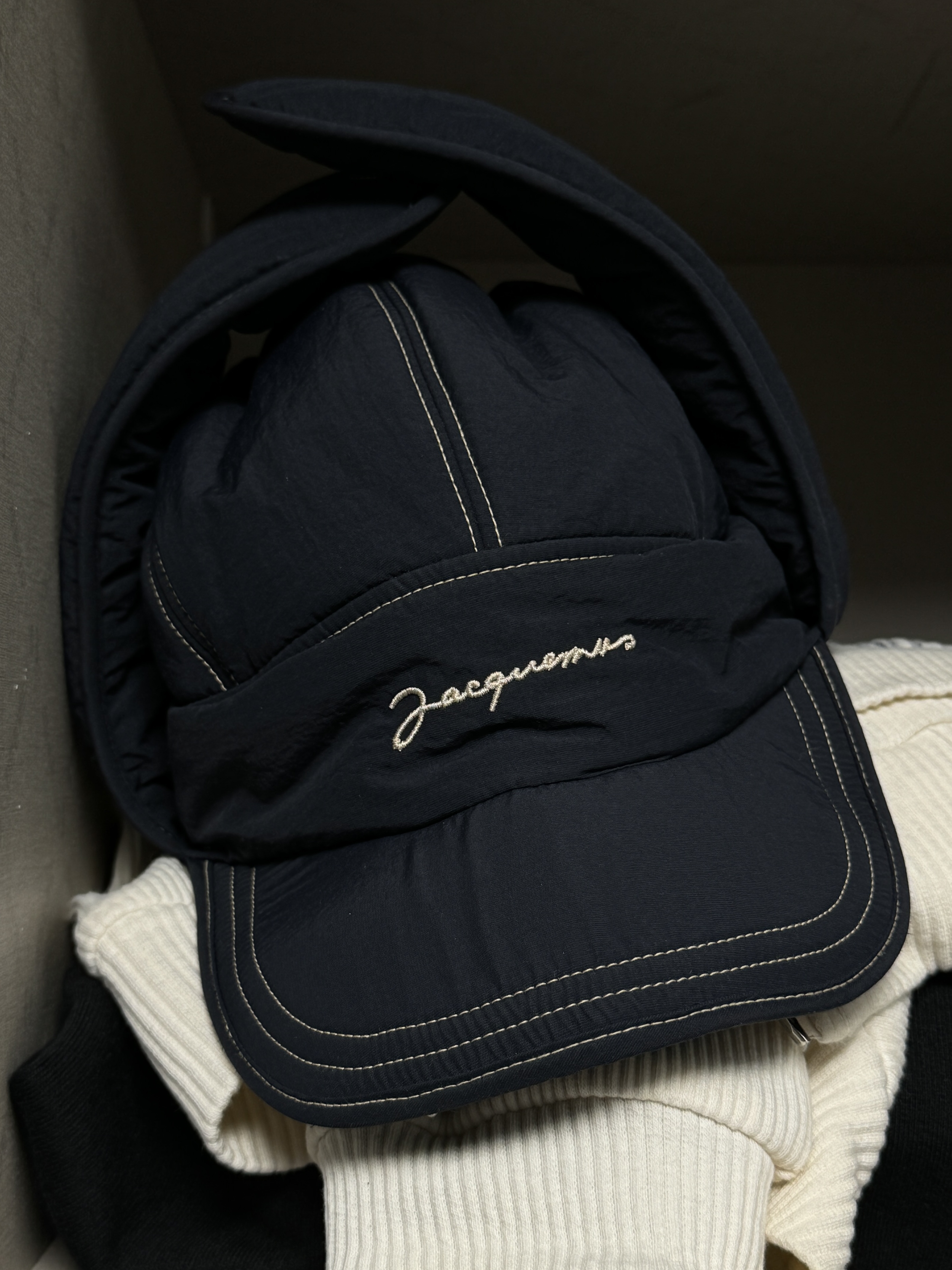 Jacquemus La Cagoule Bricciola Puffed Ear Flap Hat Navy 착용 스타일