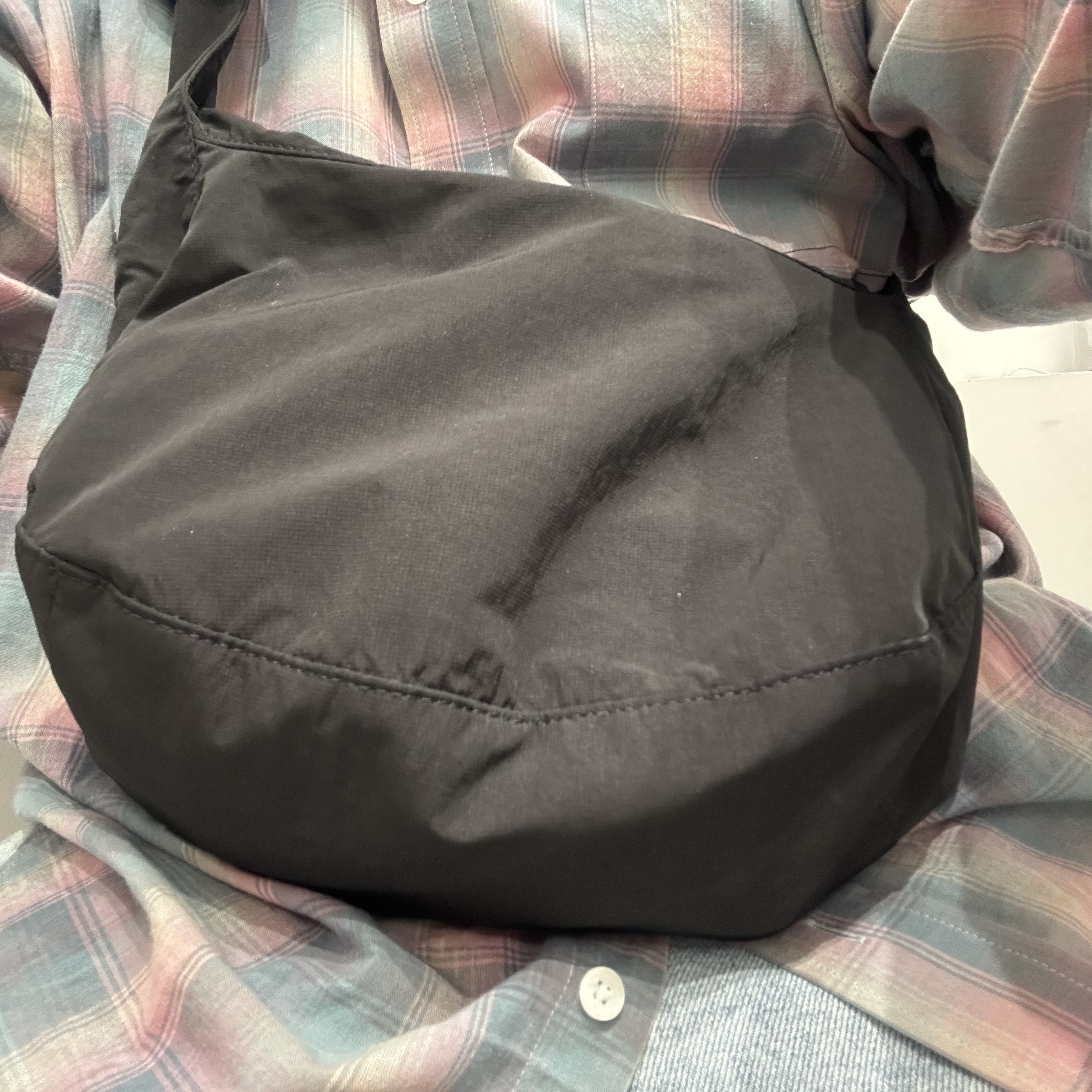 COS Nylon Crossbody Saddle Bag Black 착용 스타일