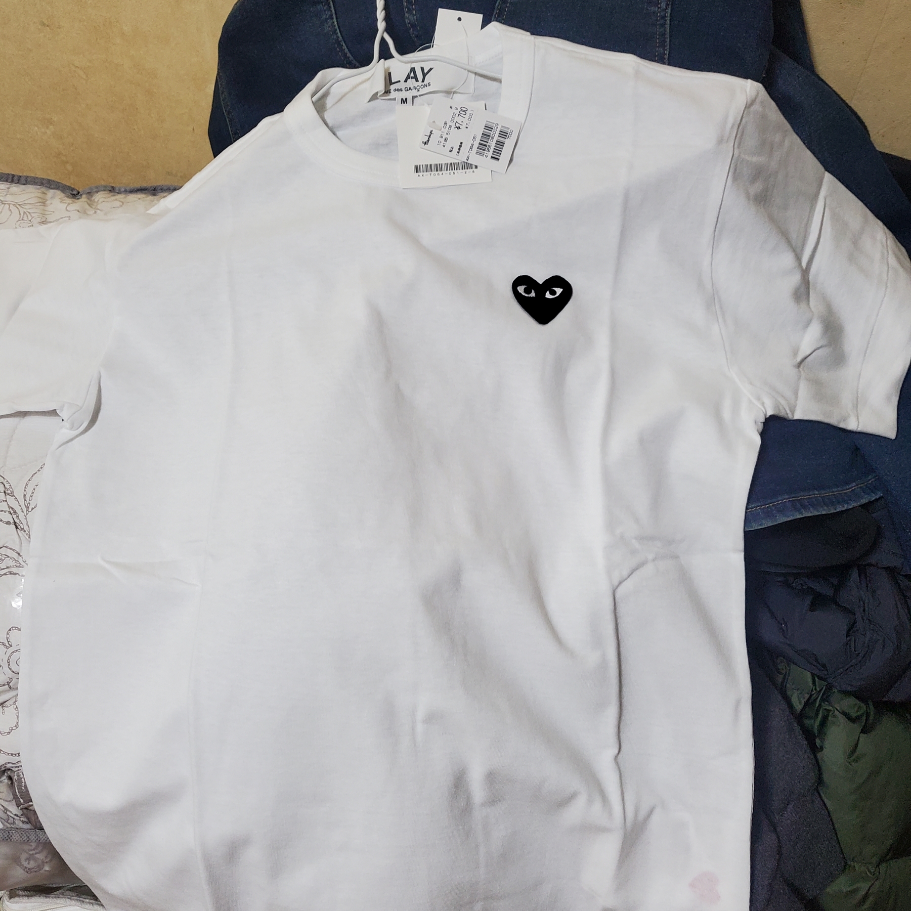 Play Comme des Garcons Black Heart T-Shirt White 착용 스타일 - 1
