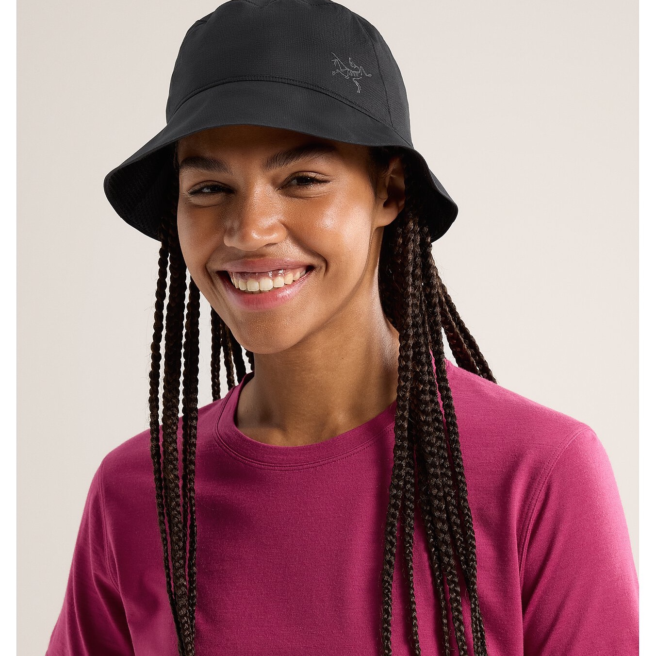 Arc'teryx Aerios Bucket Hat Alpine Rose, Arc'teryx Aerios Bucket Hat Black 착용 스타일 - 5