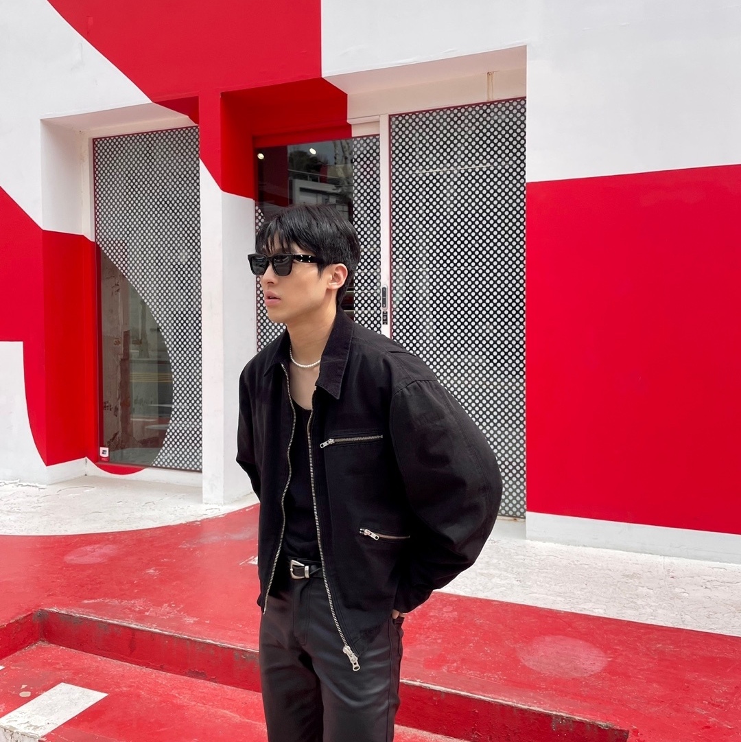 Gentle Monster x Maison Margiela MM110 Black Black 착용 스타일 - 2