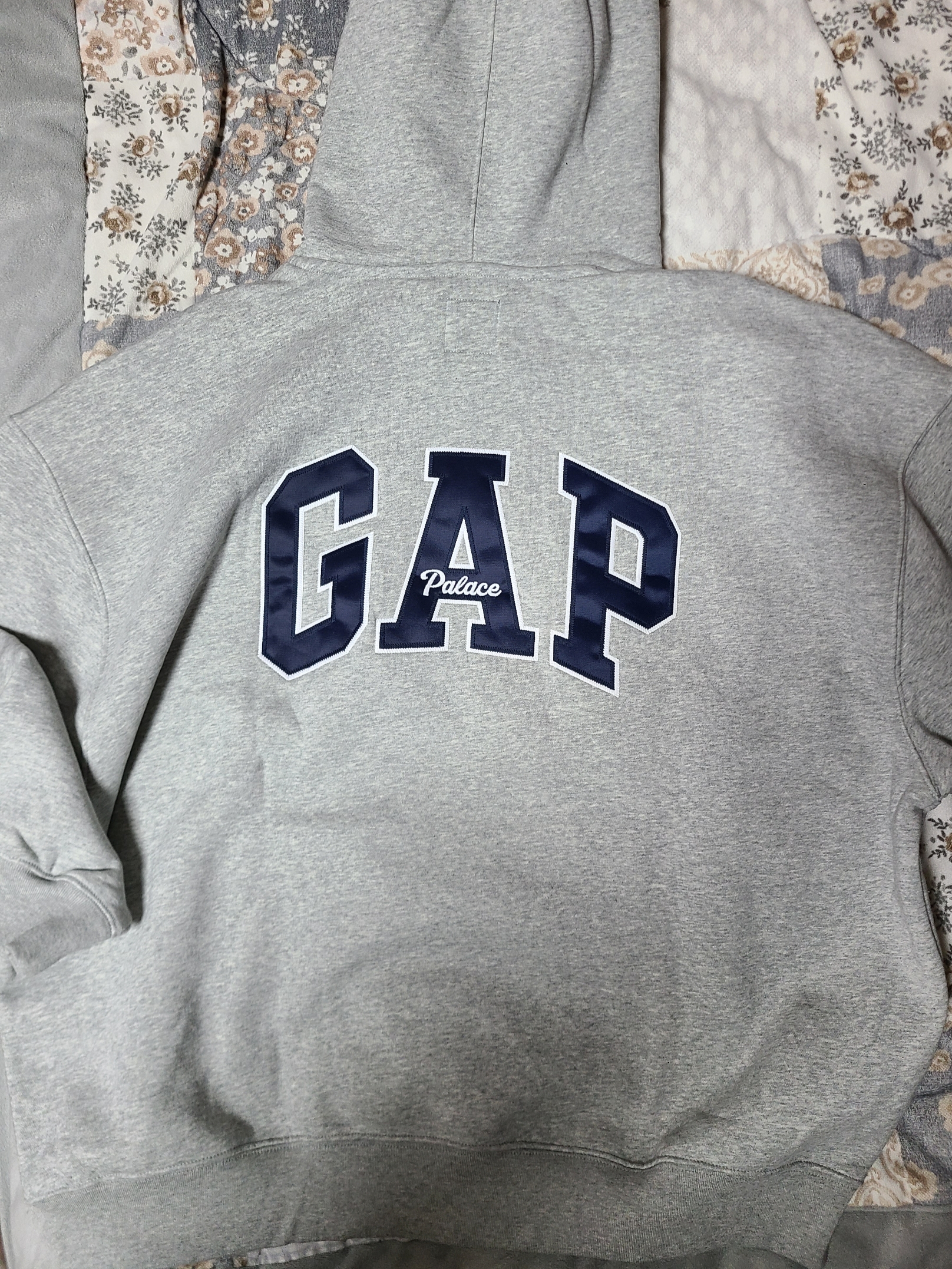 Palace x Gap Hood Grey - 24SS 착용 스타일 - 1
