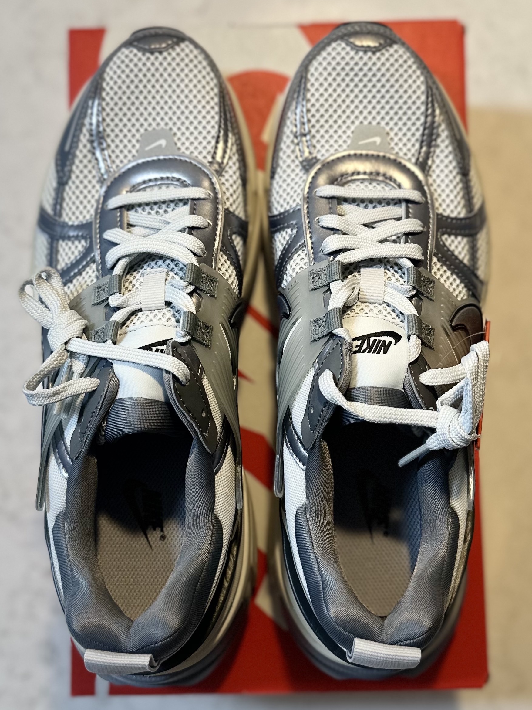 Nike V2K Run Pure Platinum Wolf Grey 착용 스타일 - 1