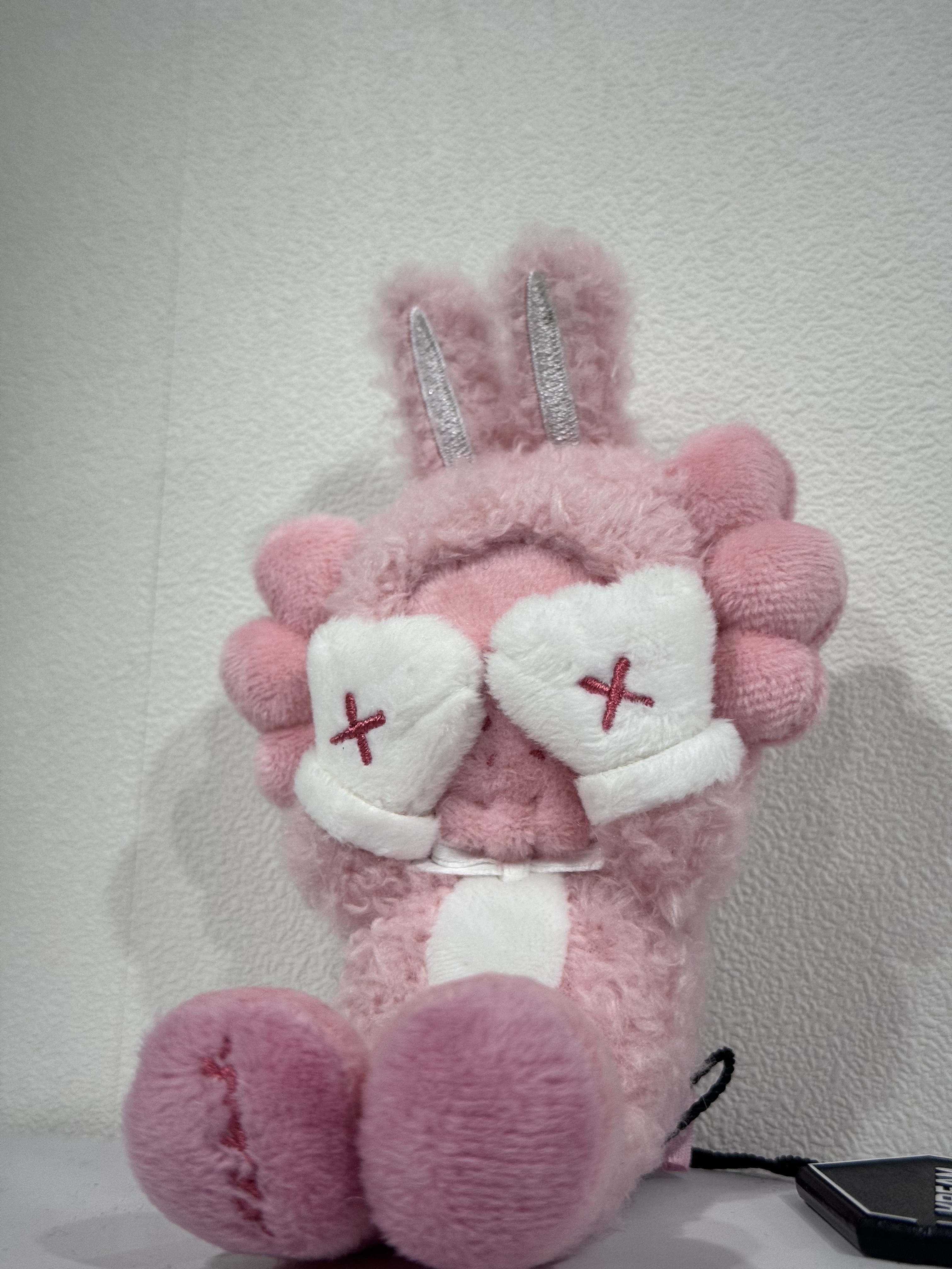 Kaws Holiday Indonesia Plush Charm 착용 스타일 - 2