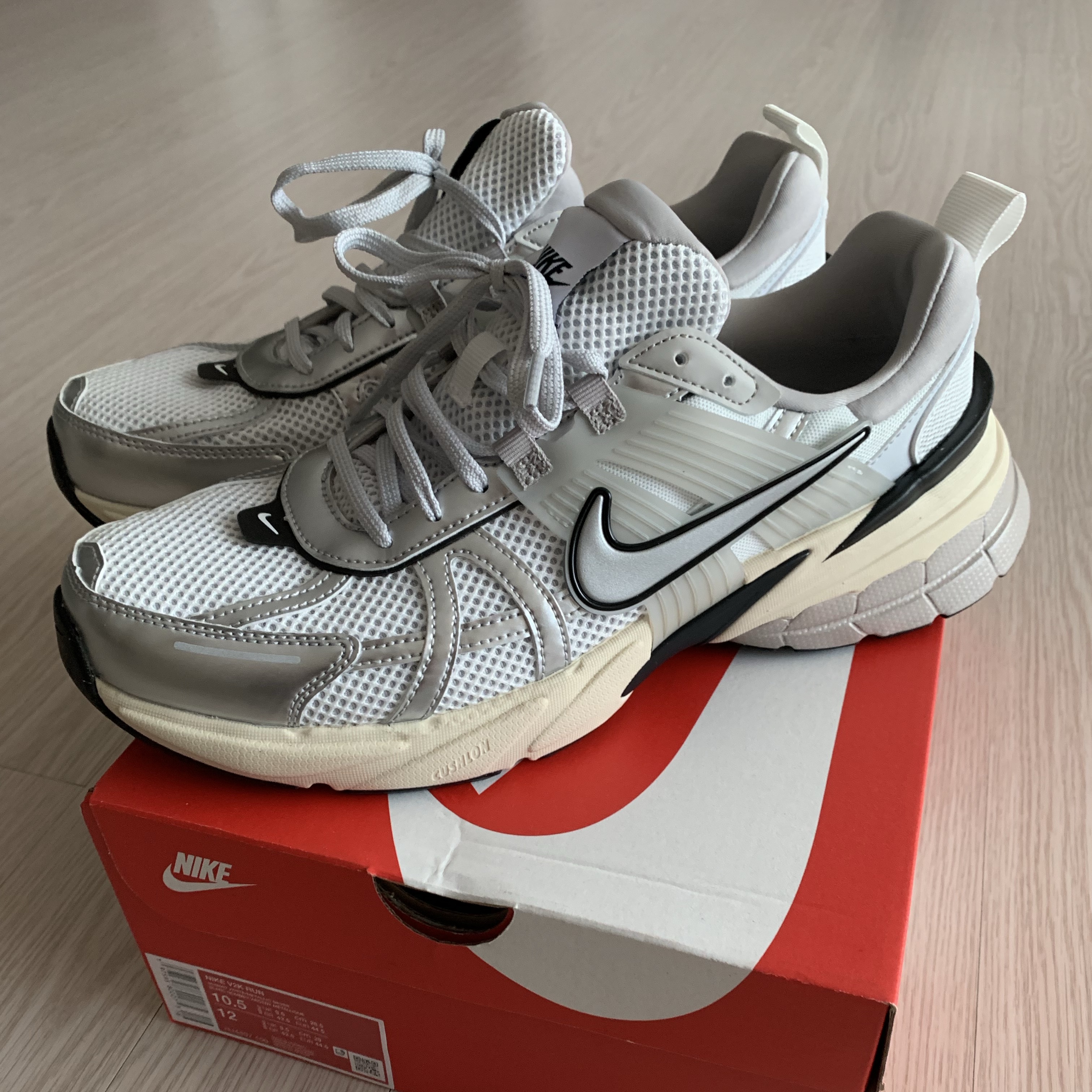 Nike V2K Run Pure Platinum Light Iron Ore 착용 스타일 - 3