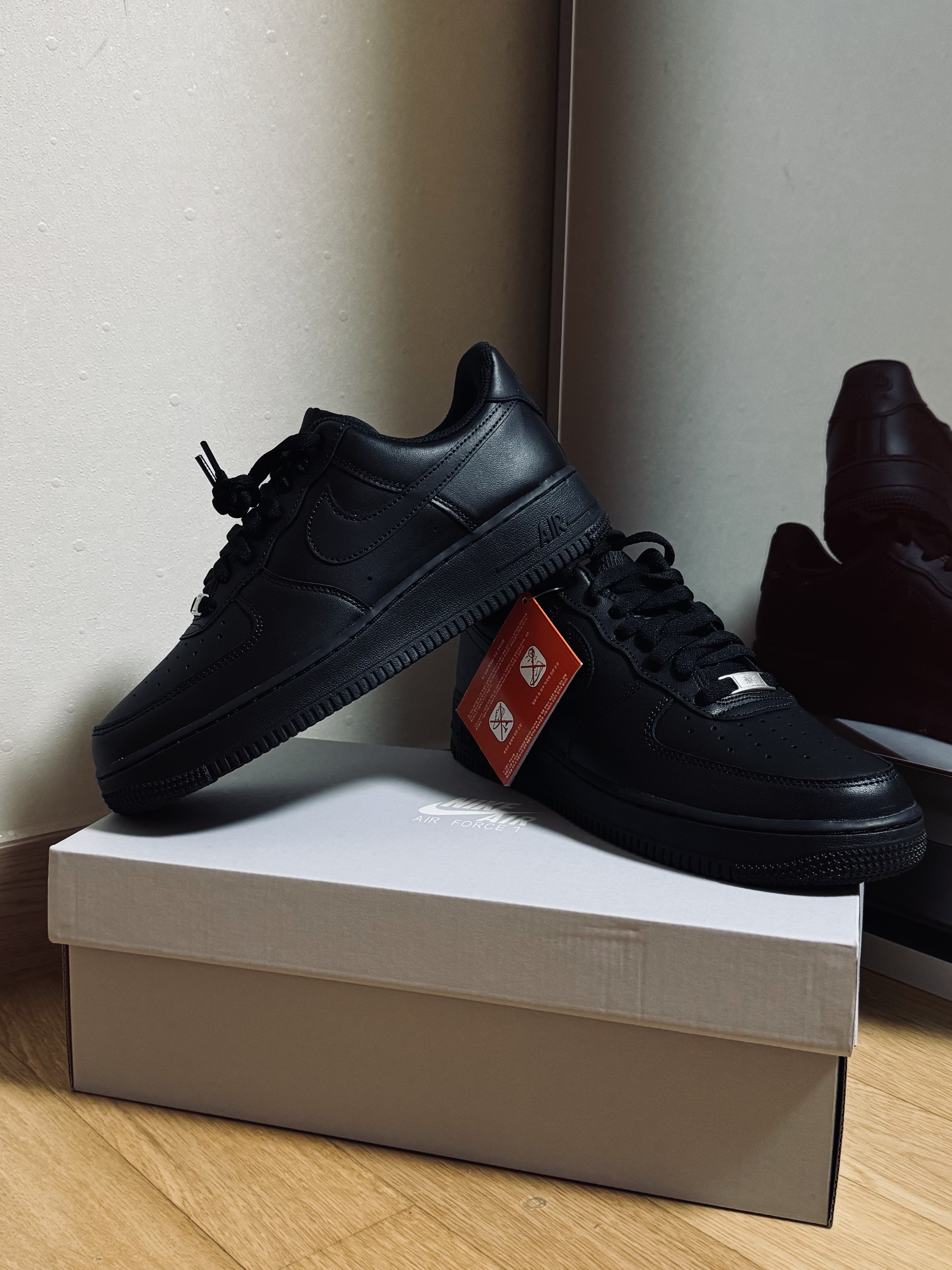 Nike Air Force 1 '07 Low Triple Black 착용 스타일