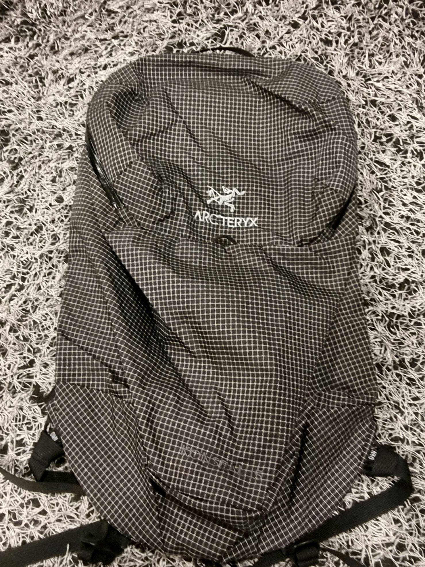 Arc'teryx Konseal 15 Backpack Black 착용 스타일 - 2