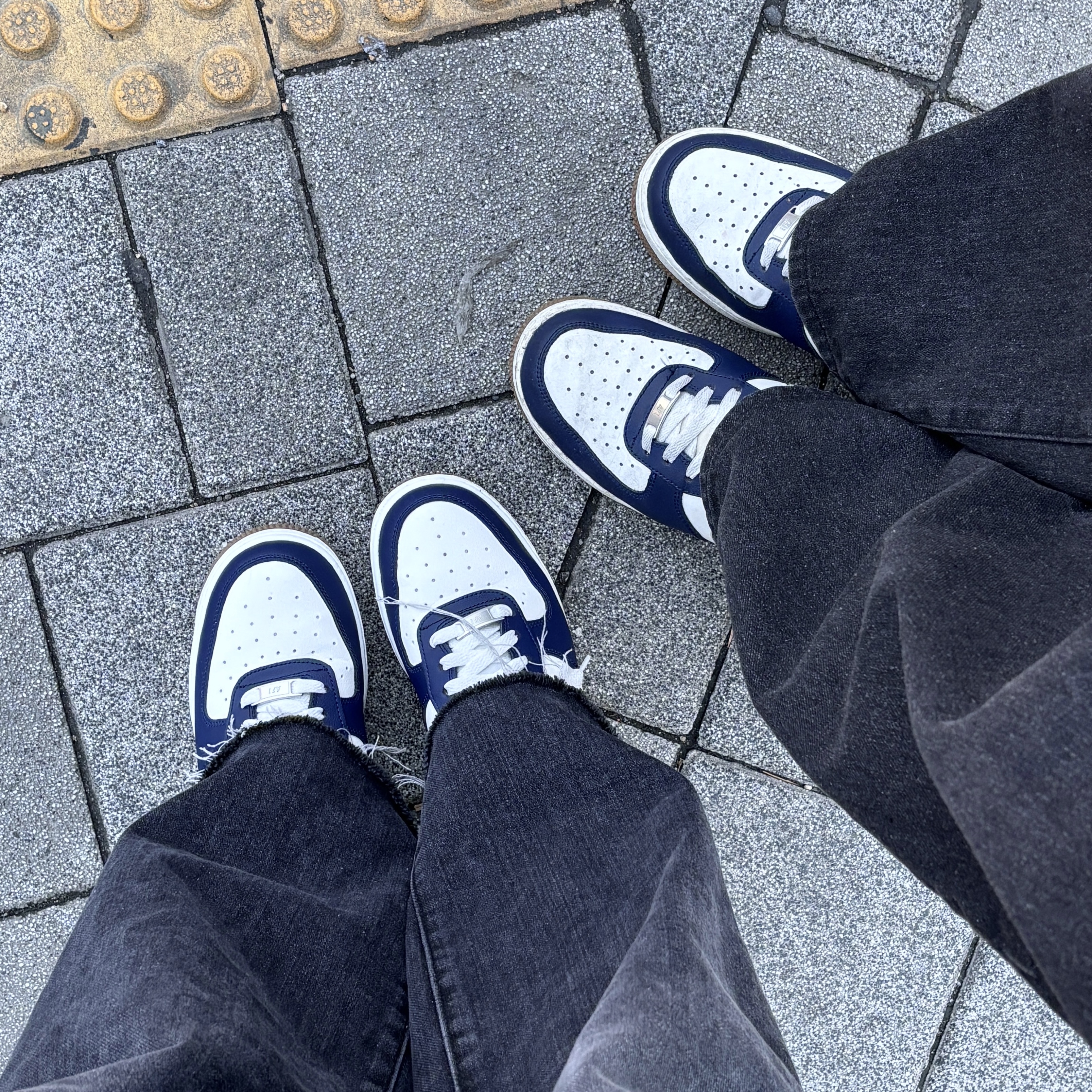 Nike Air Force 1 '07 LV8 Midnight Navy 착용 스타일