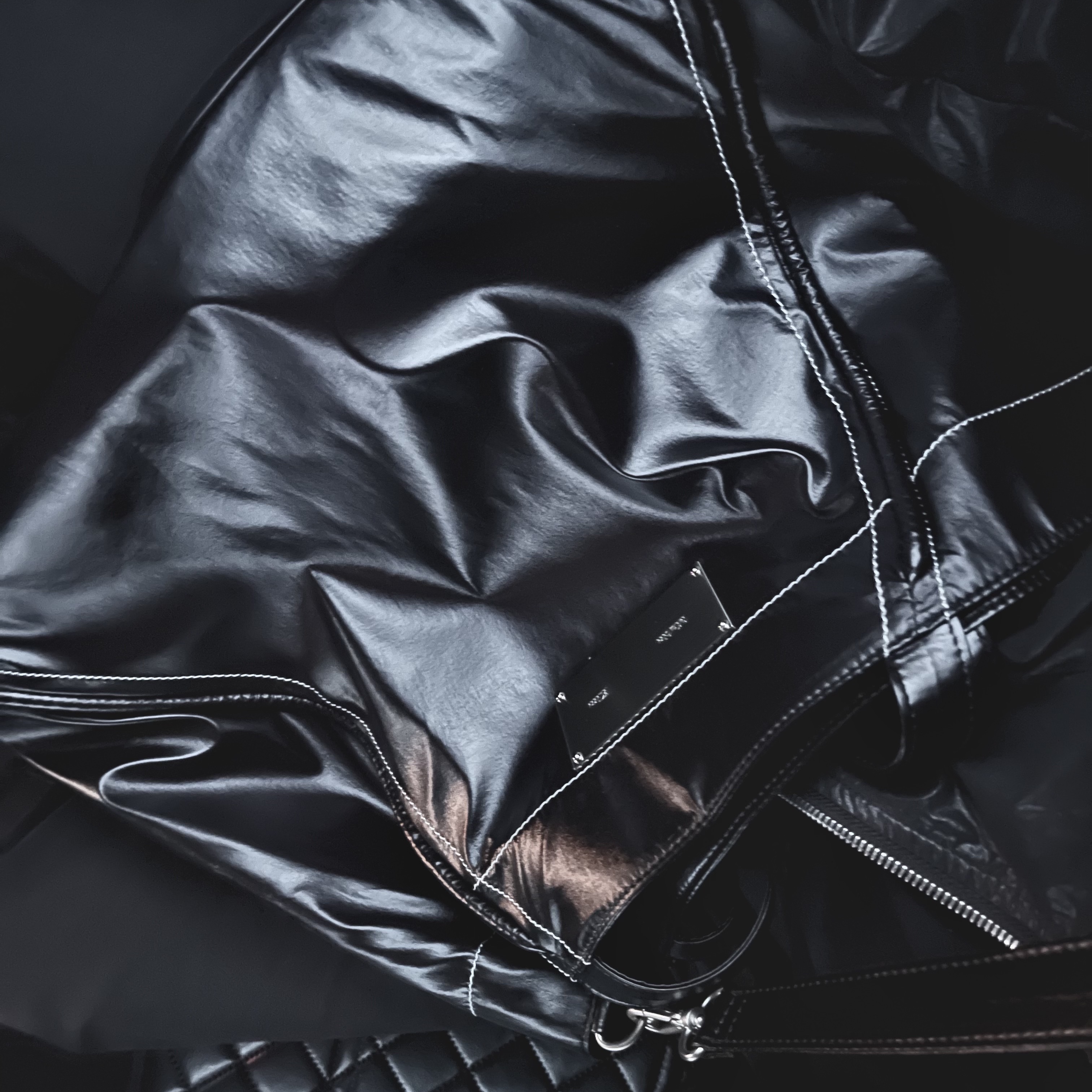 Matin Kim Big Coating Tote Bag Black 착용 스타일