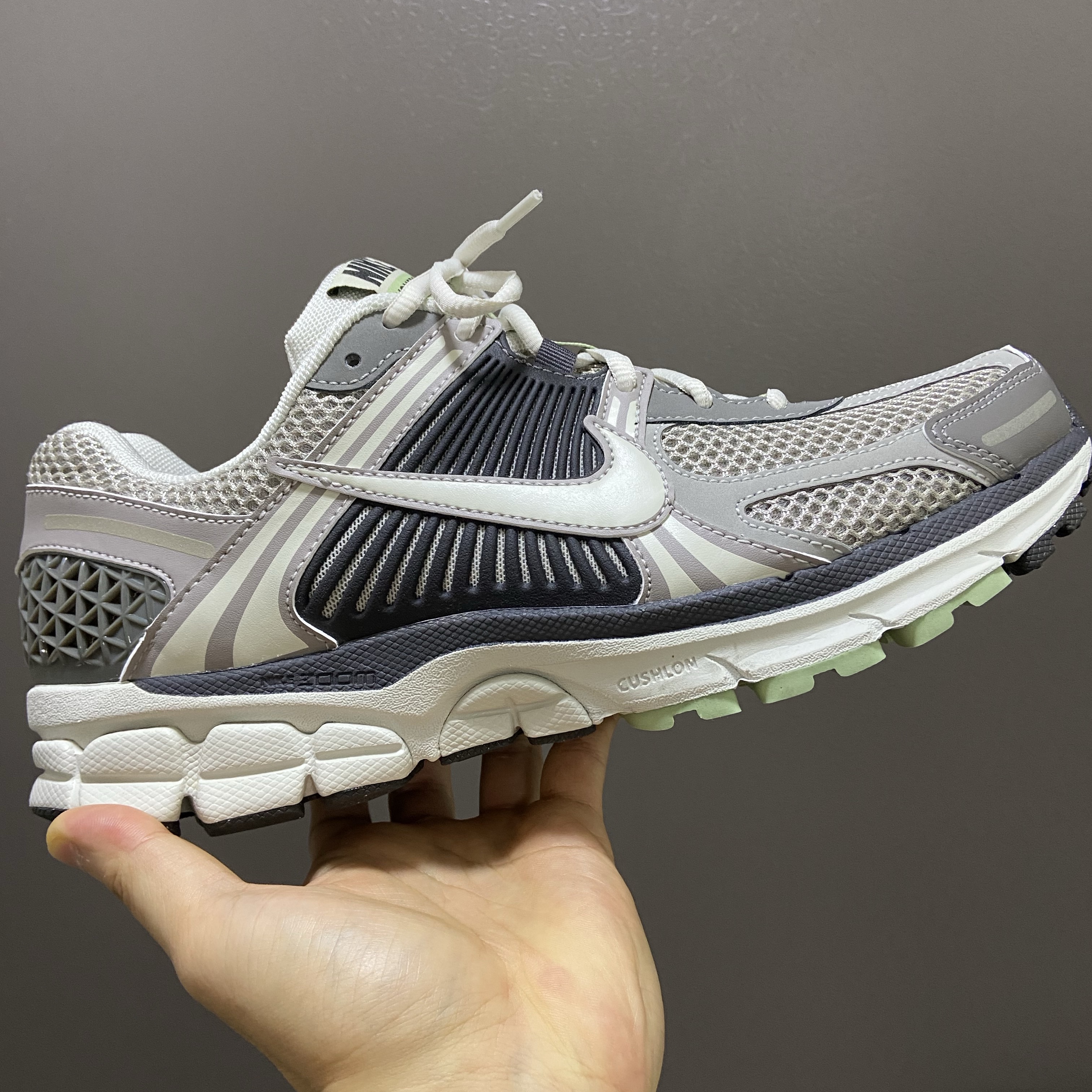 (W) Nike Zoom Vomero 5 Cobblestone and Flat Pewter 착용 스타일