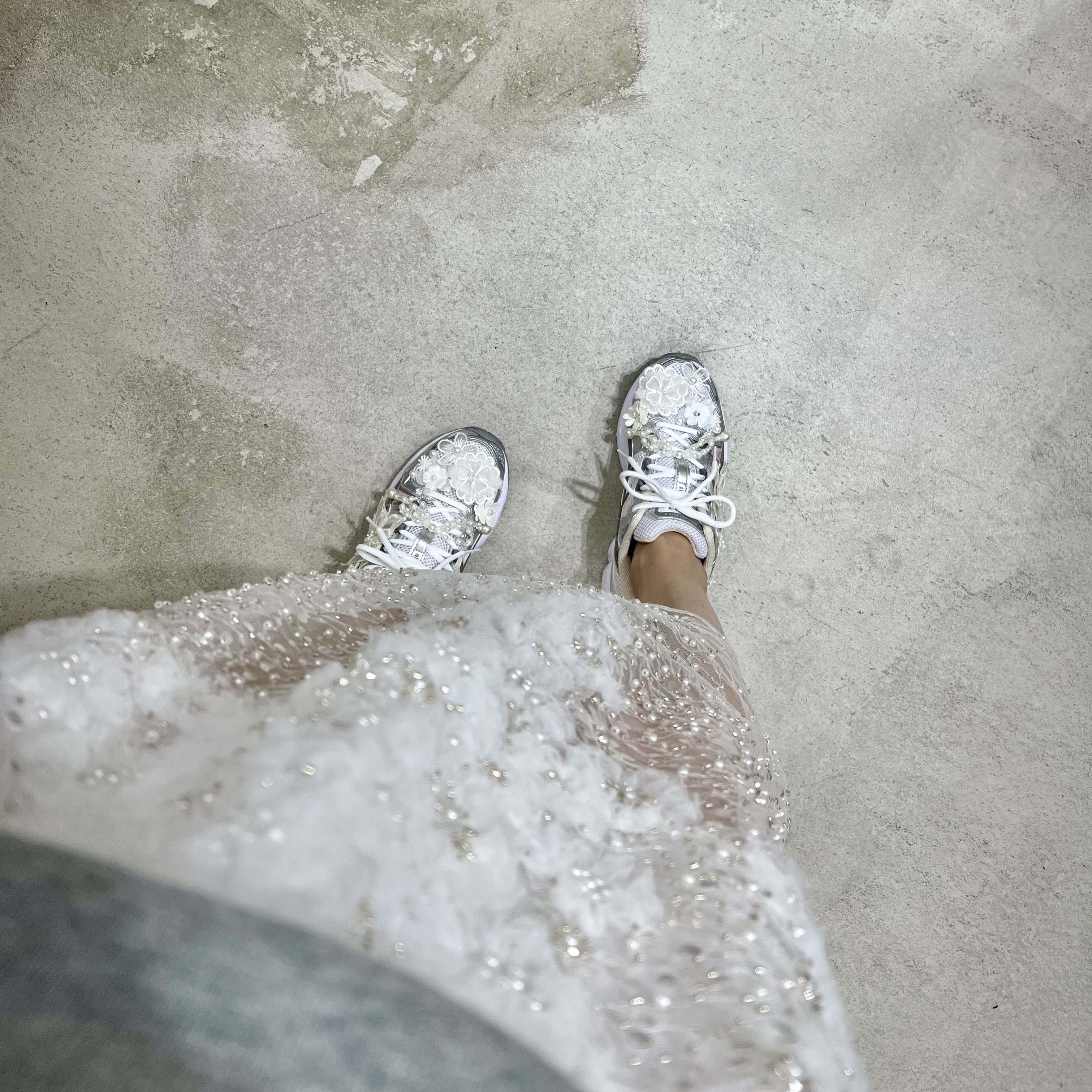 (W) Asics Gel-Nimbus 9 White Oatmeal 착용 스타일 - 1