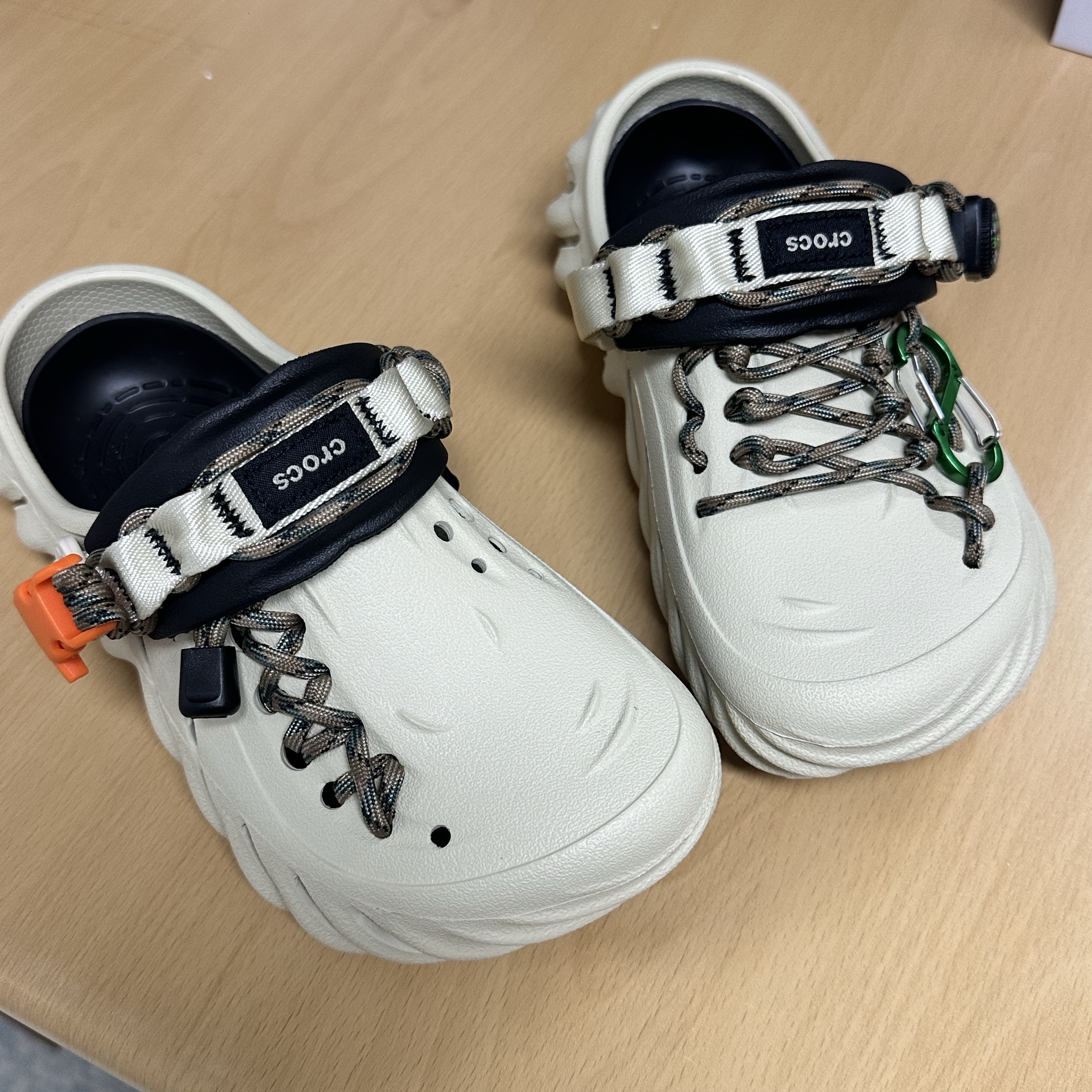 Crocs Echo Clog Bone Black 착용 스타일 - 2