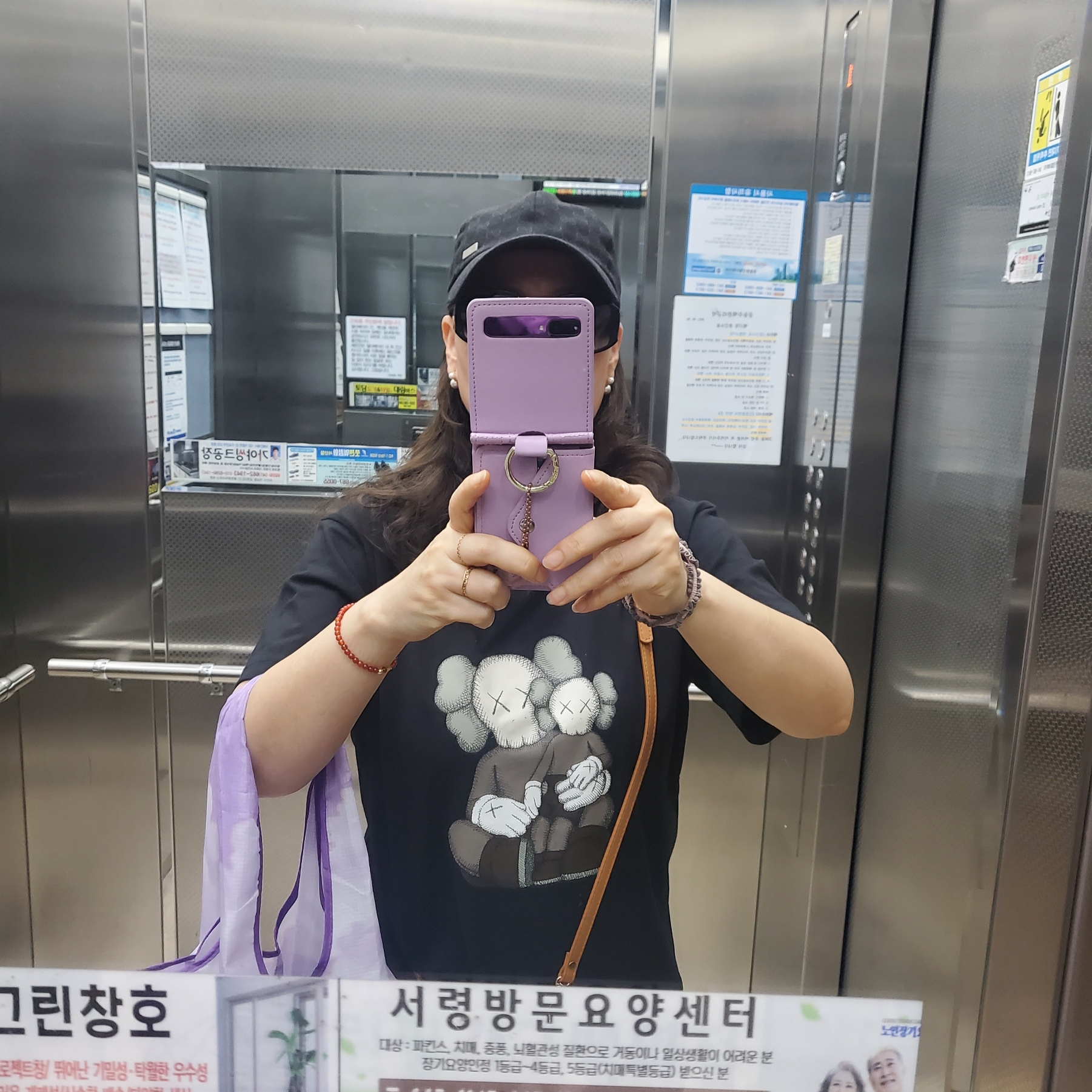 Uniqlo UT x Kaws Short Sleeve Graphic T-Shirt Black - JP, Longchamp Le Pliage Original Handle Pouch Black 착용 스타일 - 2