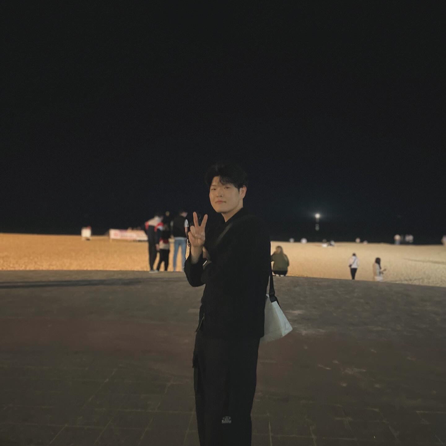 Nike Air Force 1 '07 Low Triple Black 착용 스타일 - 4