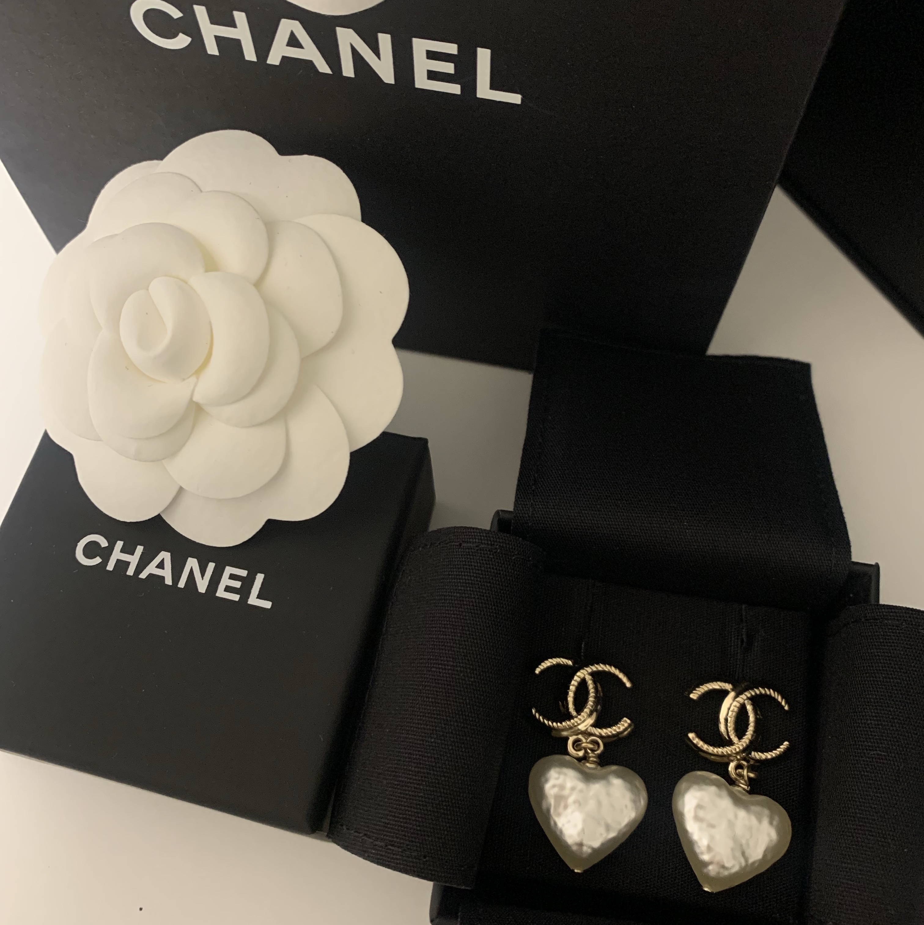 (W) Chanel Earrings Metal Resin & Gold Pearly White 착용 스타일