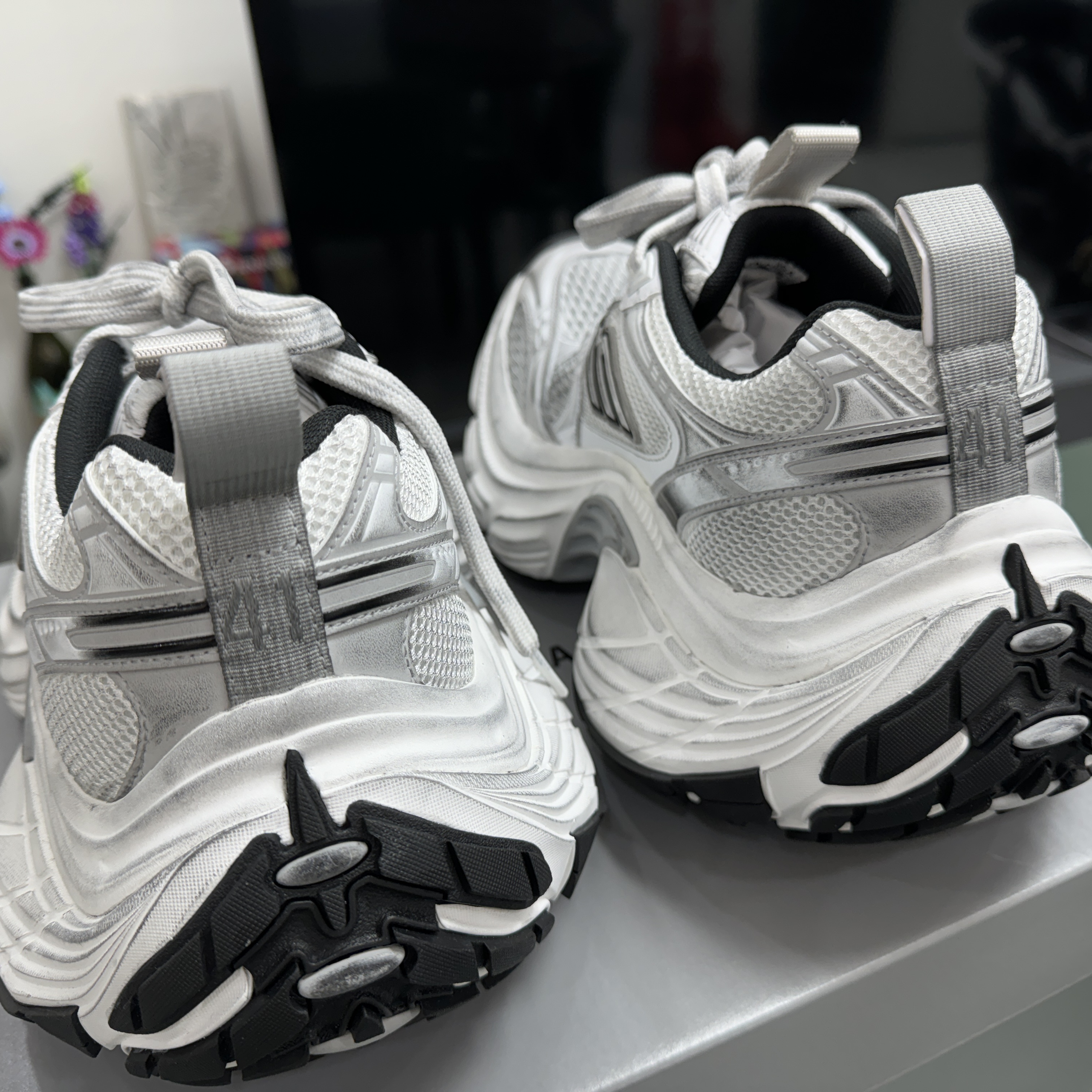 Balenciaga 10XL Sneakers White Grey Silver Black 착용 스타일 - 5