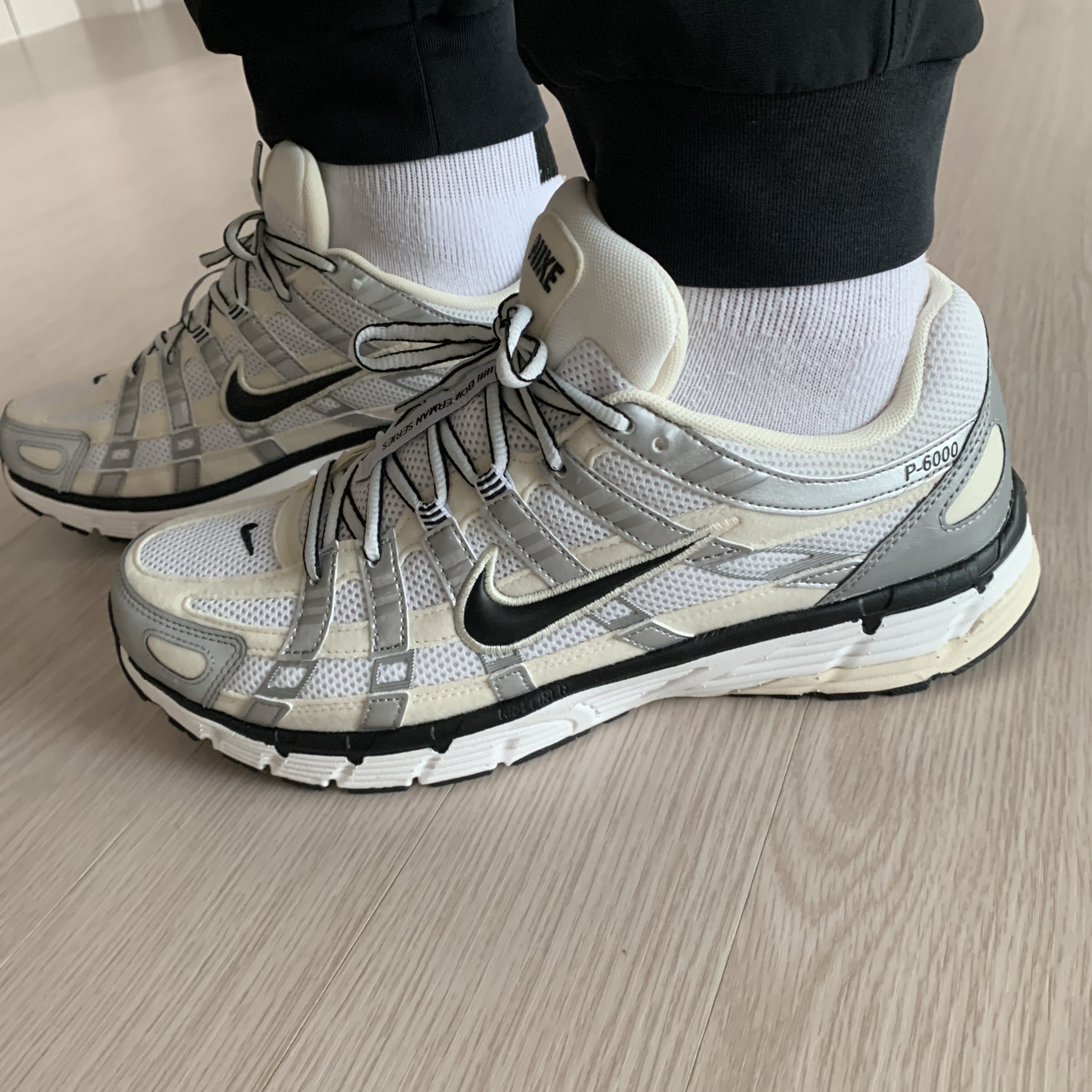 Nike V2K Run Pure Platinum Light Iron Ore 착용 스타일 - 4