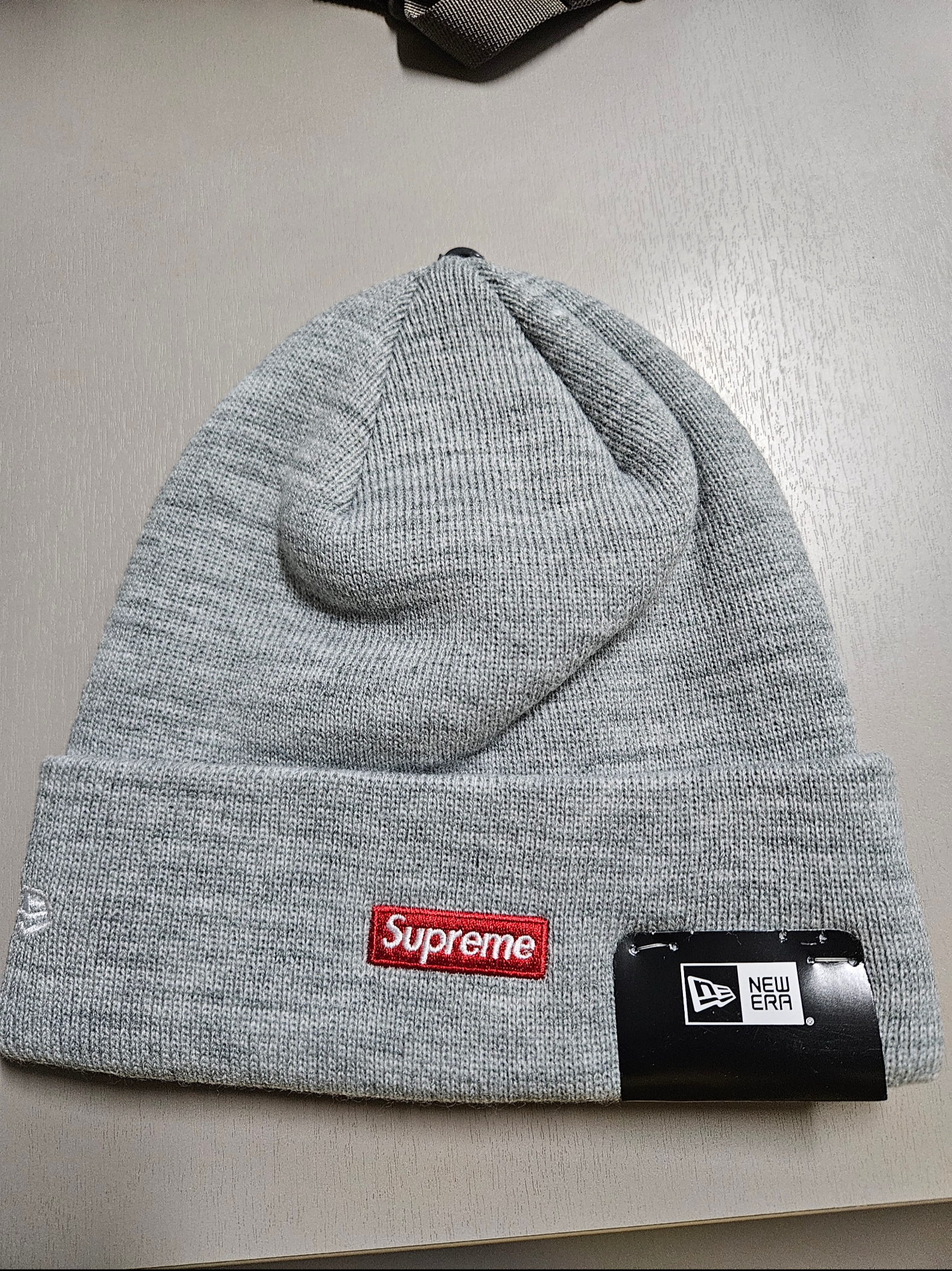 Supreme New Era Varsity Beanie Heather Grey - 23FW 착용 스타일 - 2