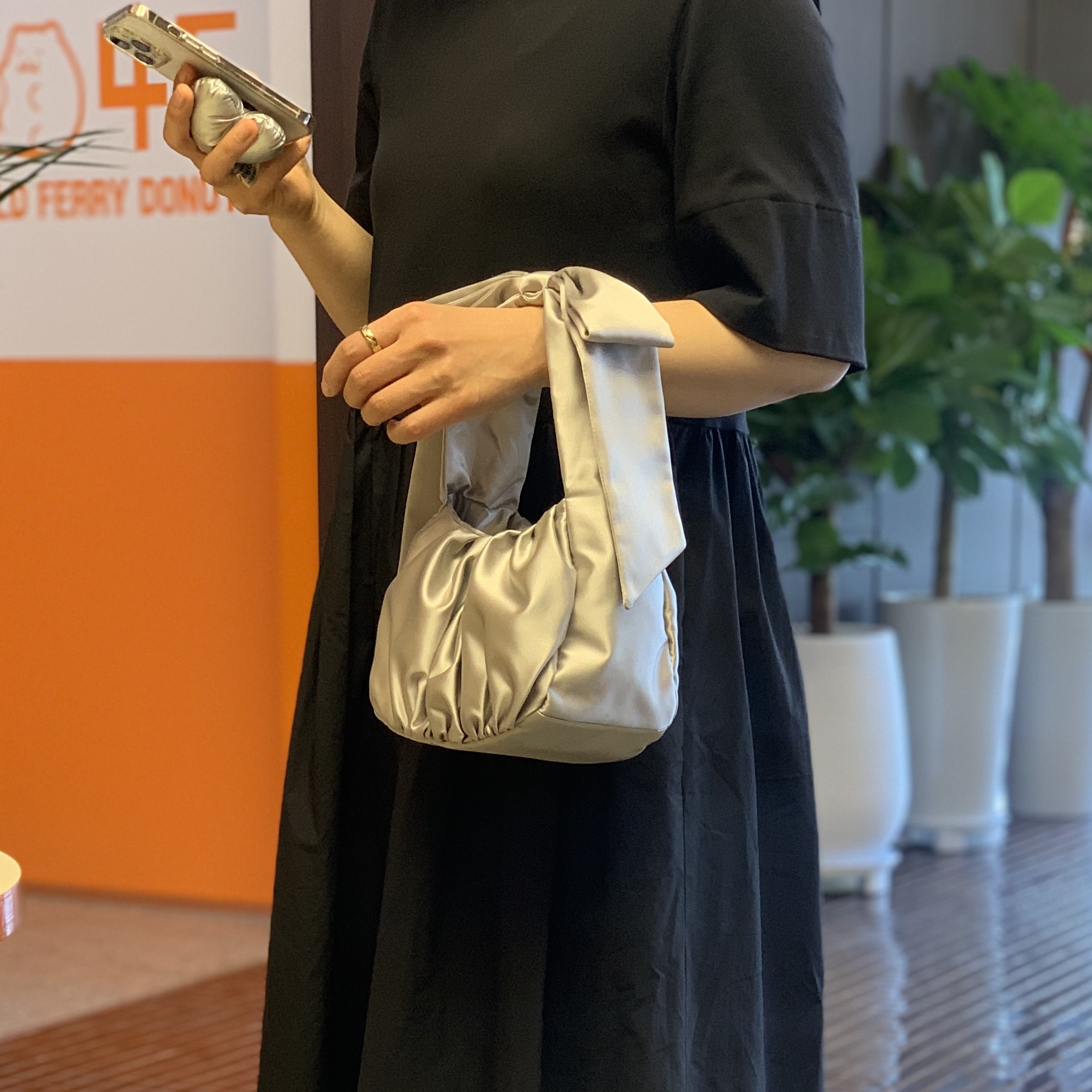& Other Stories Satin Bow Bag Silver, New Balance 530 Grey Matter Silver Metallic 착용 스타일 - 3