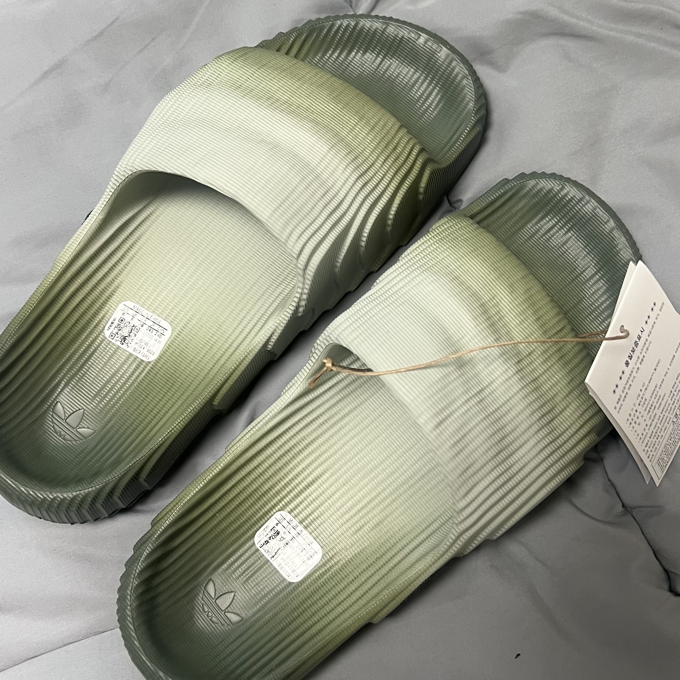 Adidas Adilette 22 Silver Green 착용 스타일