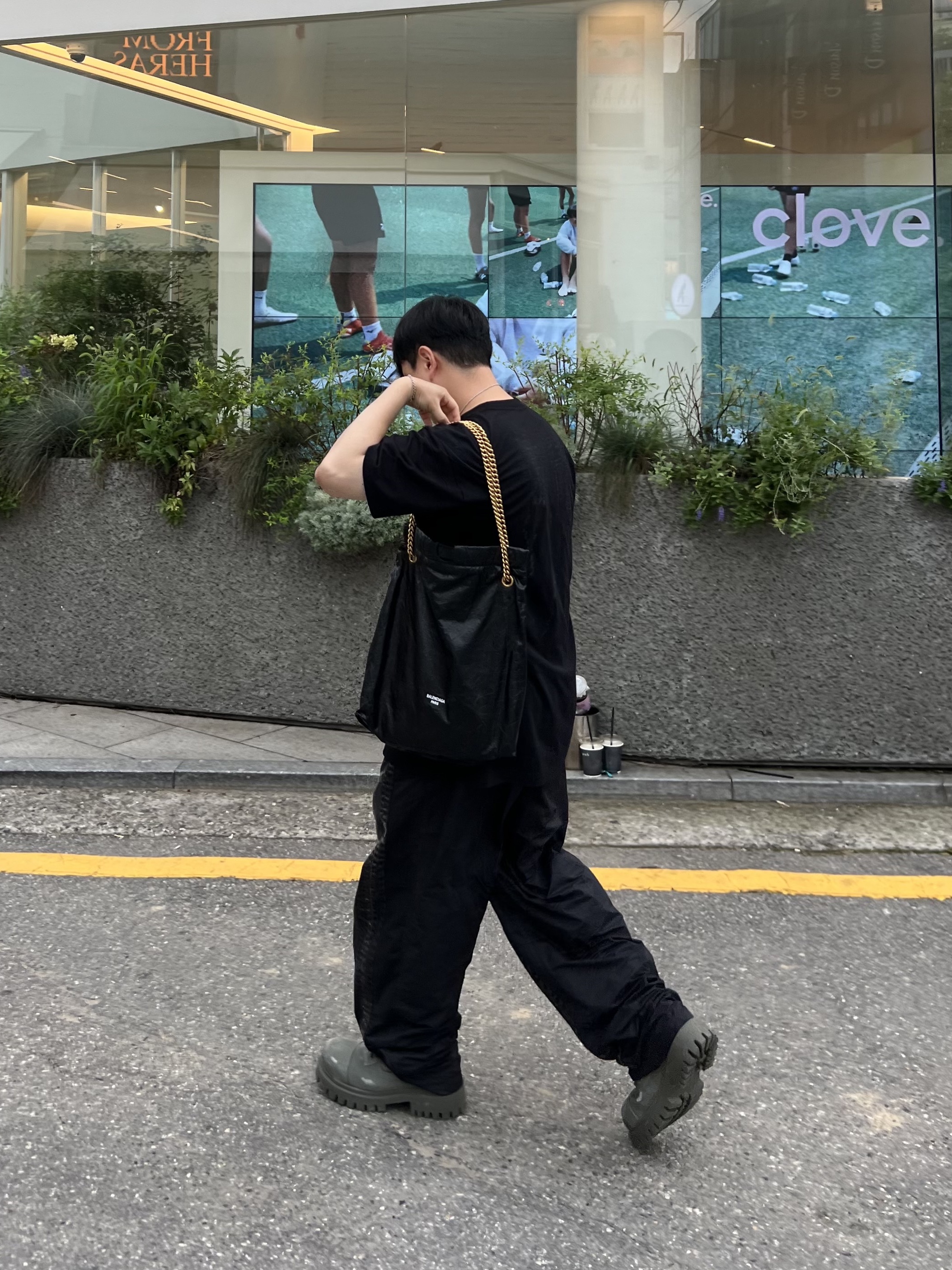 Balenciaga Crush Medium Tote Bag Black, Balenciaga Combat Strike 20mm Boot Kaki 착용 스타일