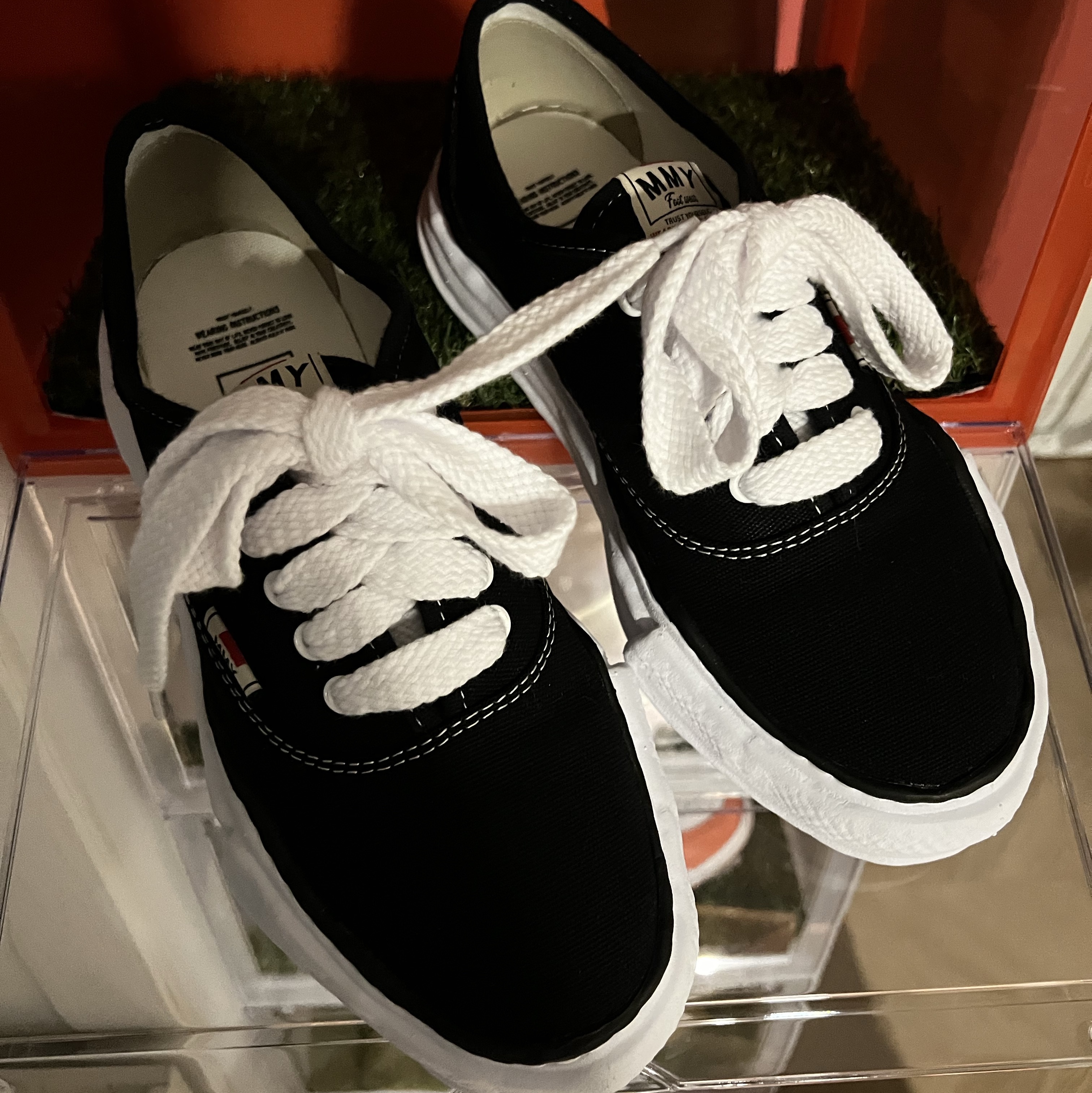 Maison Mihara Yasuhiro Baker OG Sole Canvas Low Cut Sneakers Black 착용 스타일