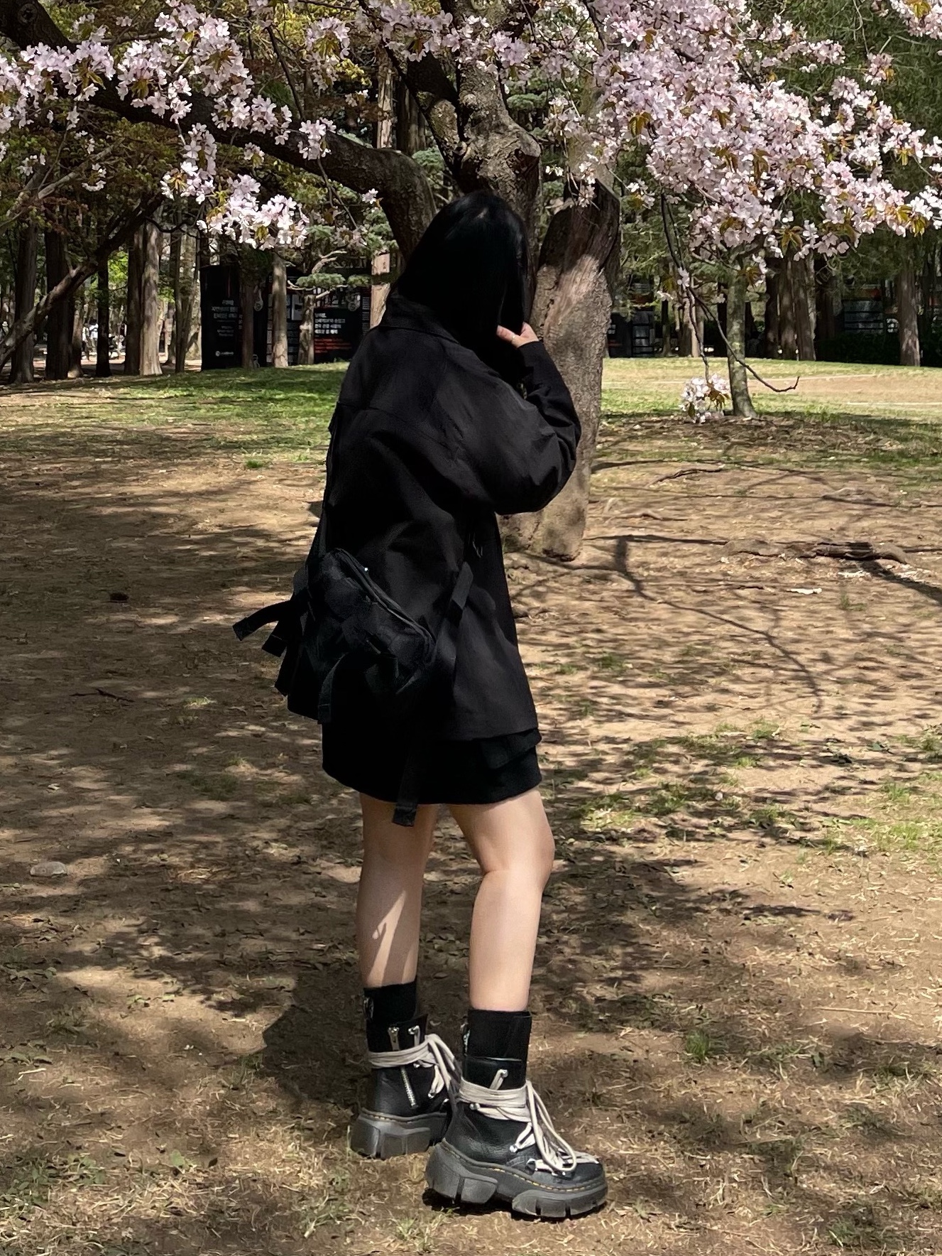 Simone Rocha Beaded Bow Front Bag Black Pearl, Dr. Martens x Rick Owens 1460 DMXL Megalace Black 착용 스타일 - 3