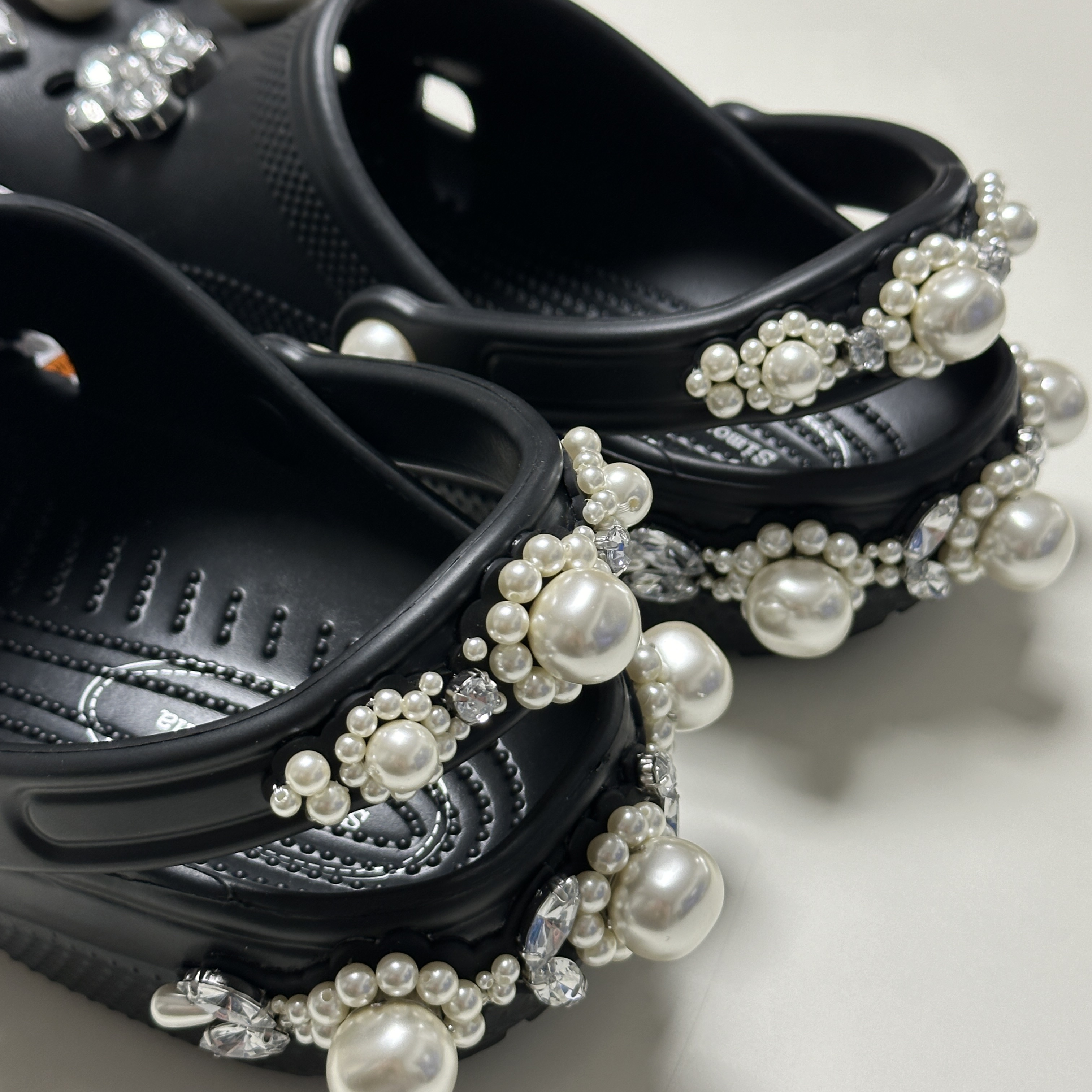 (W) Crocs x Simone Rocha Classic Clog Black 착용 스타일 - 2