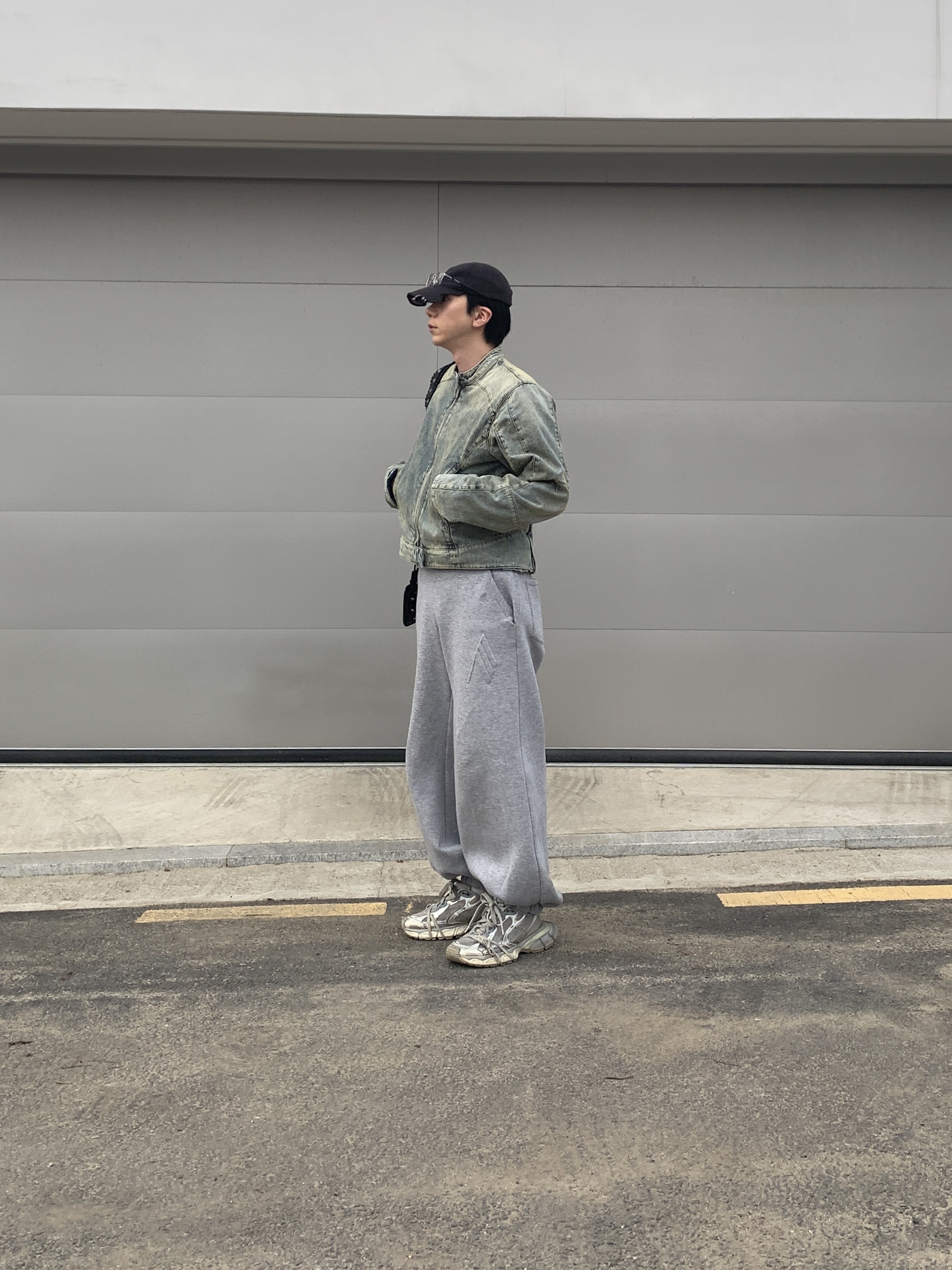 Entire Studios Moto Denim Jacket Surface Wave, Balenciaga 3XL Sneakers Light Beige 착용 스타일 - 5
