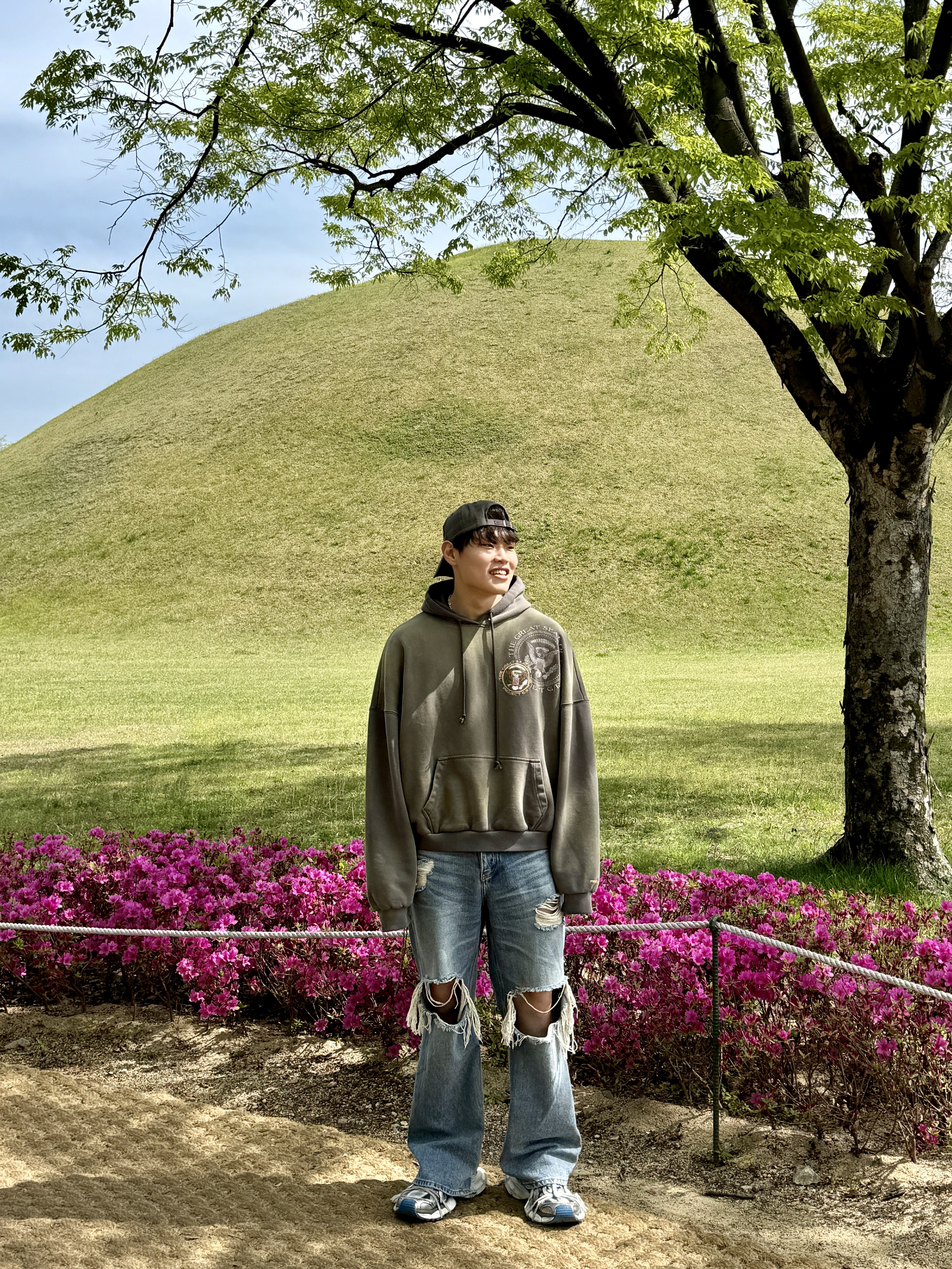 Project G/R TGS Embroidered Washed Hoodie Khaki Brown, Balenciaga 3XL Sneakers Grey White Blue 착용 스타일 - 1