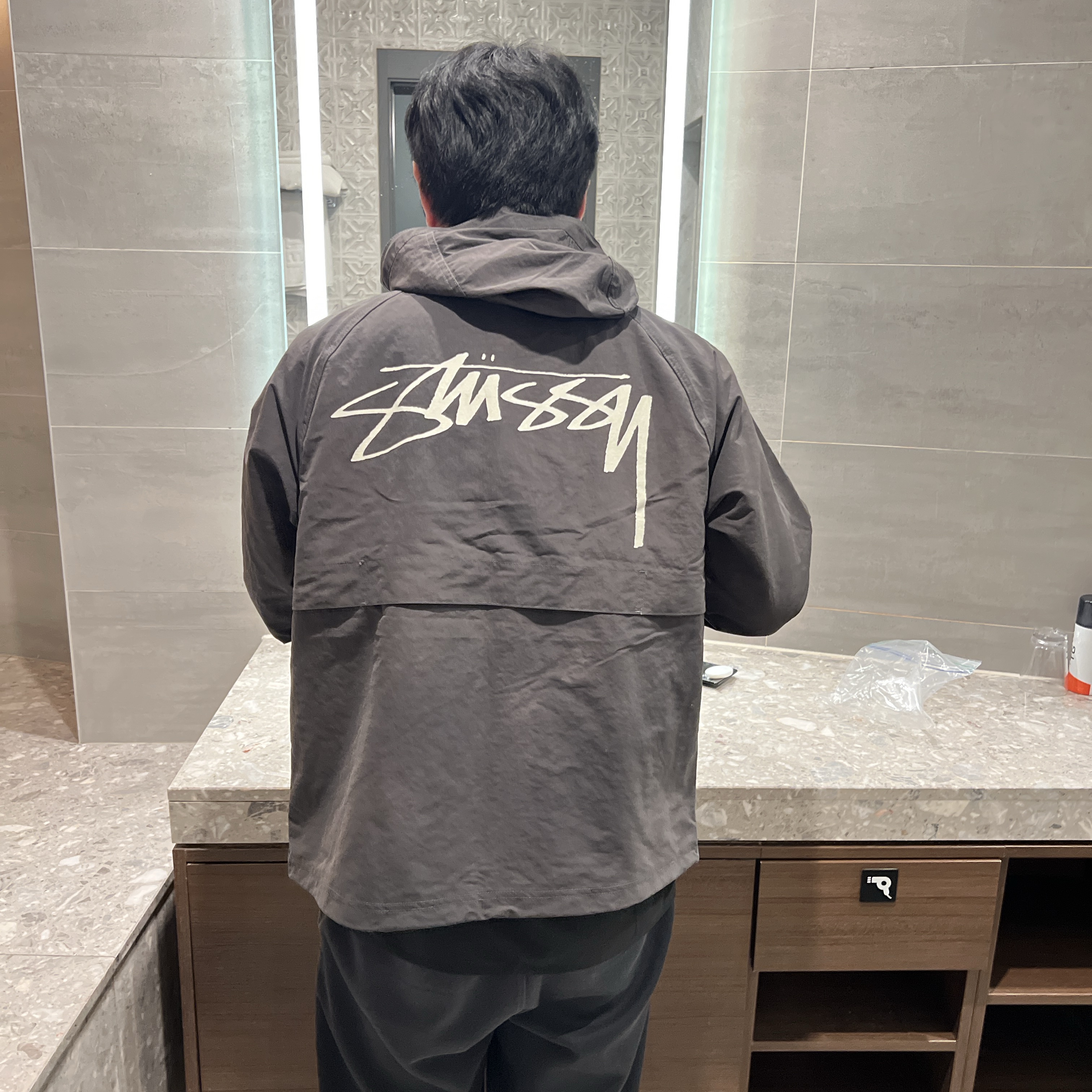 Stussy Wave Dye Beach Shell Jacket Black 착용 스타일 - 1