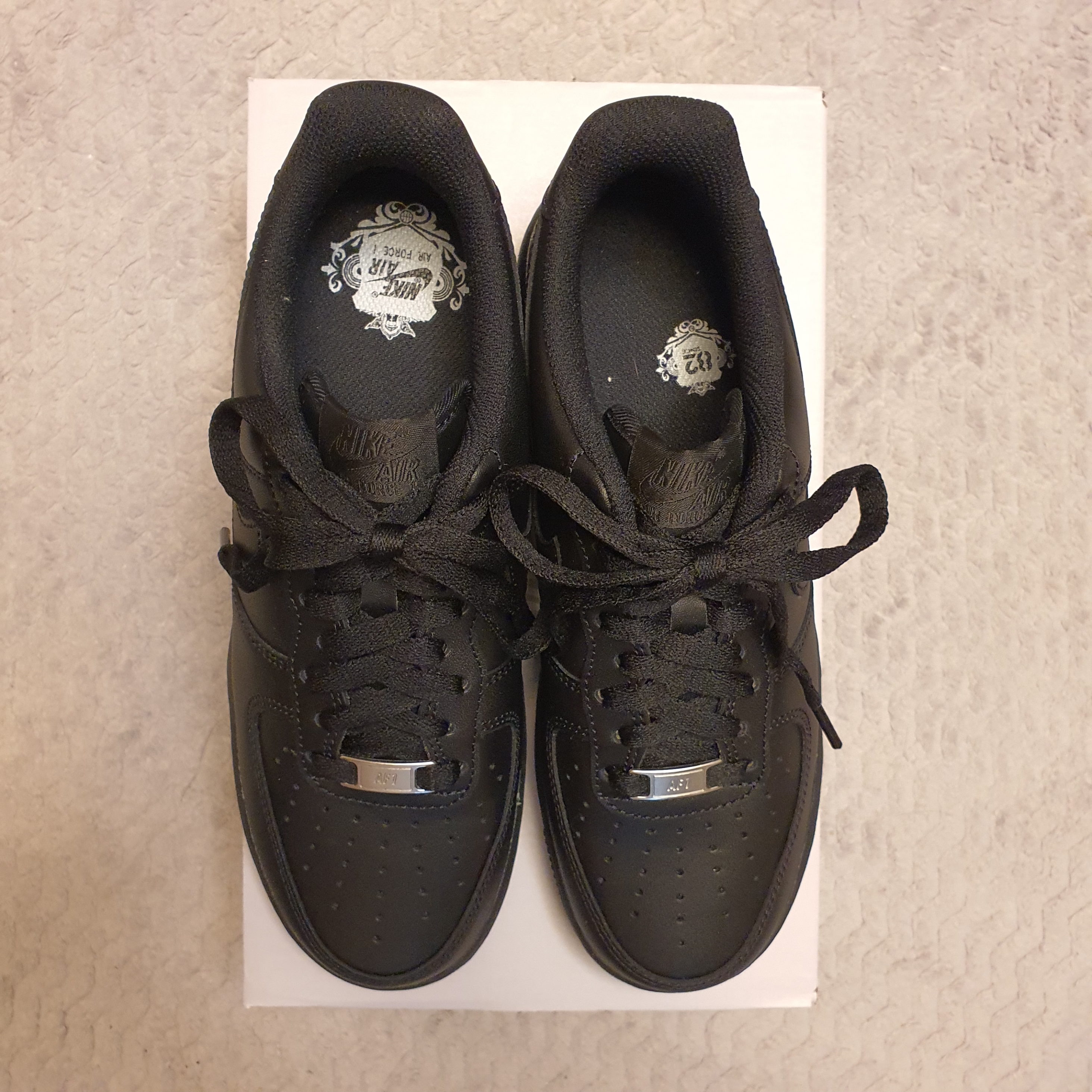 Nike Air Force 1 '07 Low Triple Black 착용 스타일 - 3