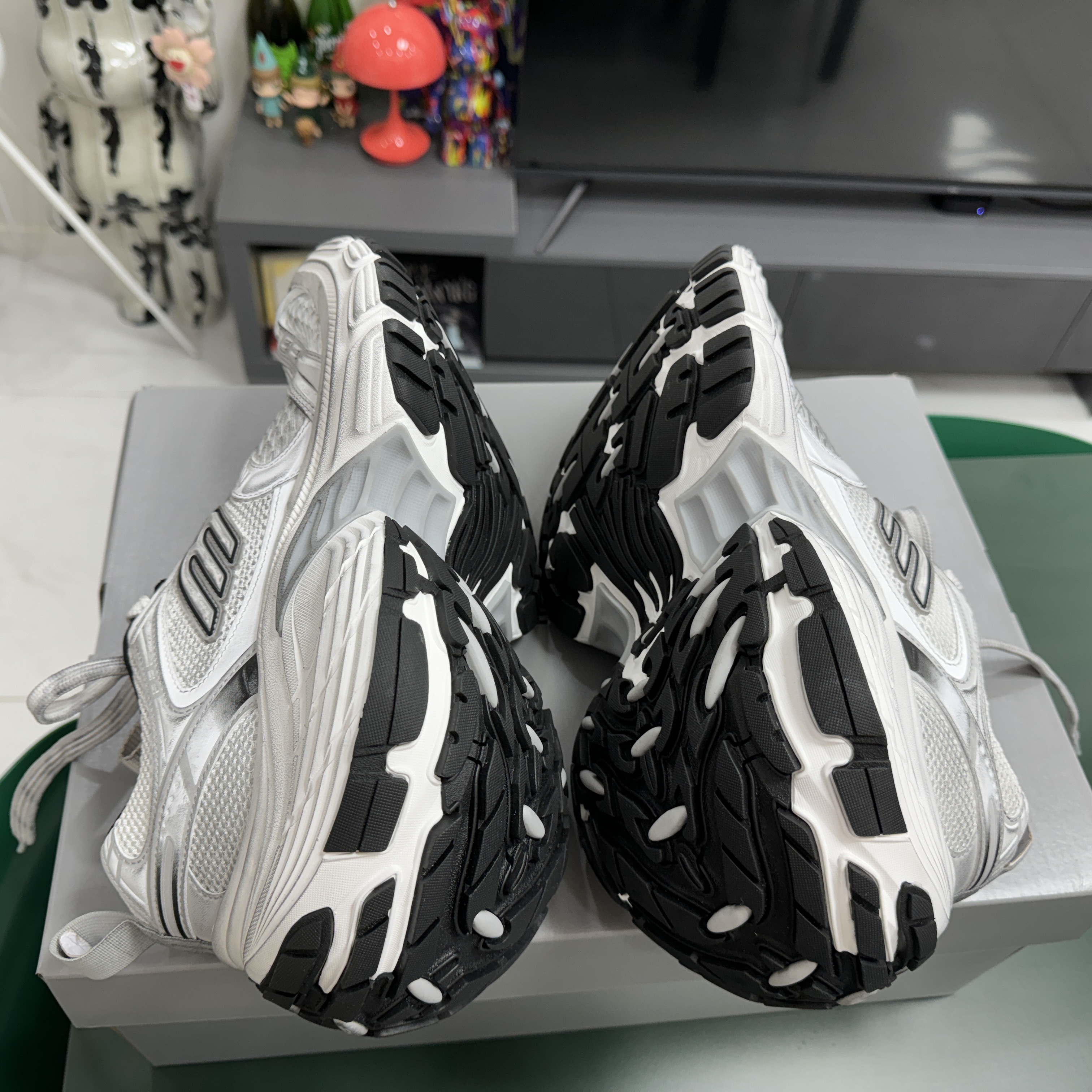 Balenciaga 10XL Sneakers White Grey Silver Black 착용 스타일 - 7
