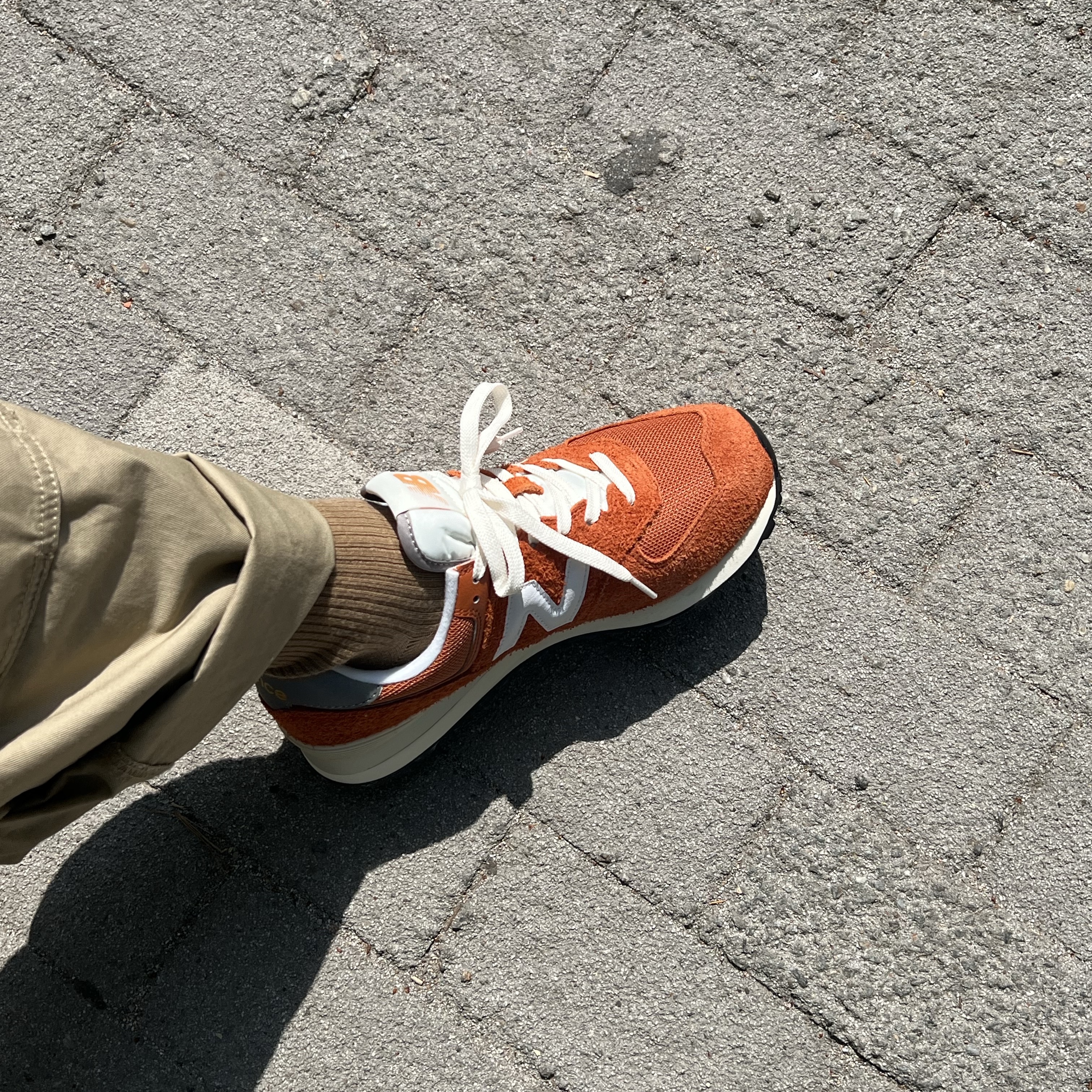 New Balance 574 Heritage Orange Burst White 착용 스타일 - 5