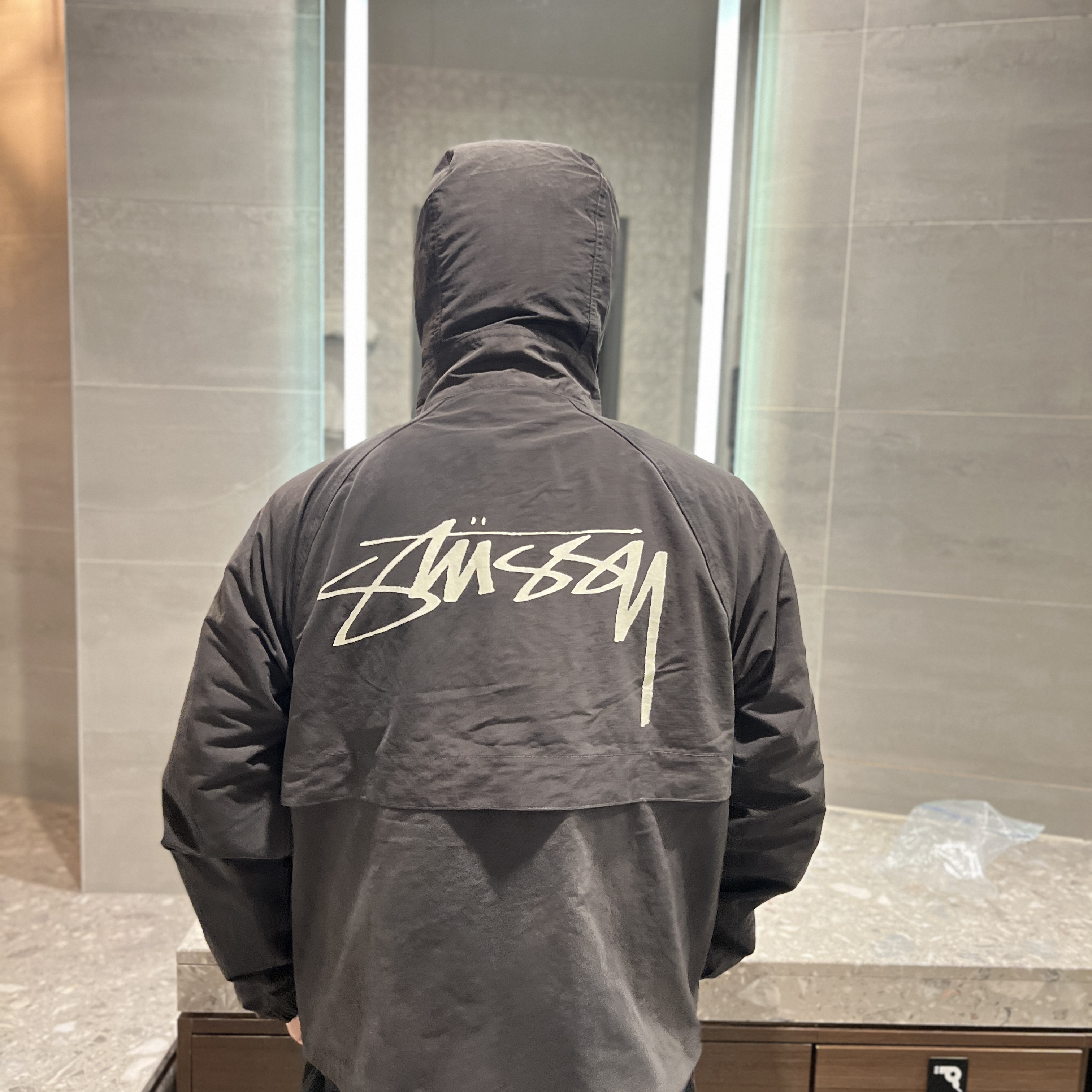 Stussy Wave Dye Beach Shell Jacket Black 착용 스타일 - 2