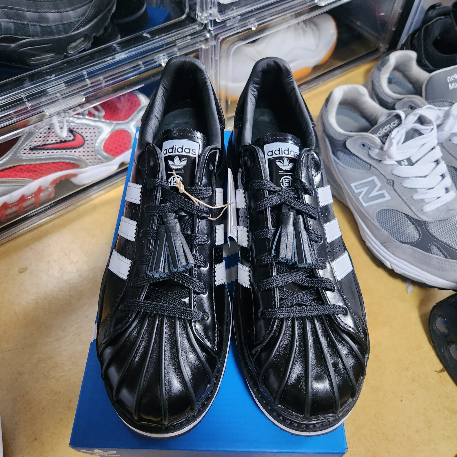 Adidas x Clot Superstar Core Black Cloud White 착용 스타일 - 3